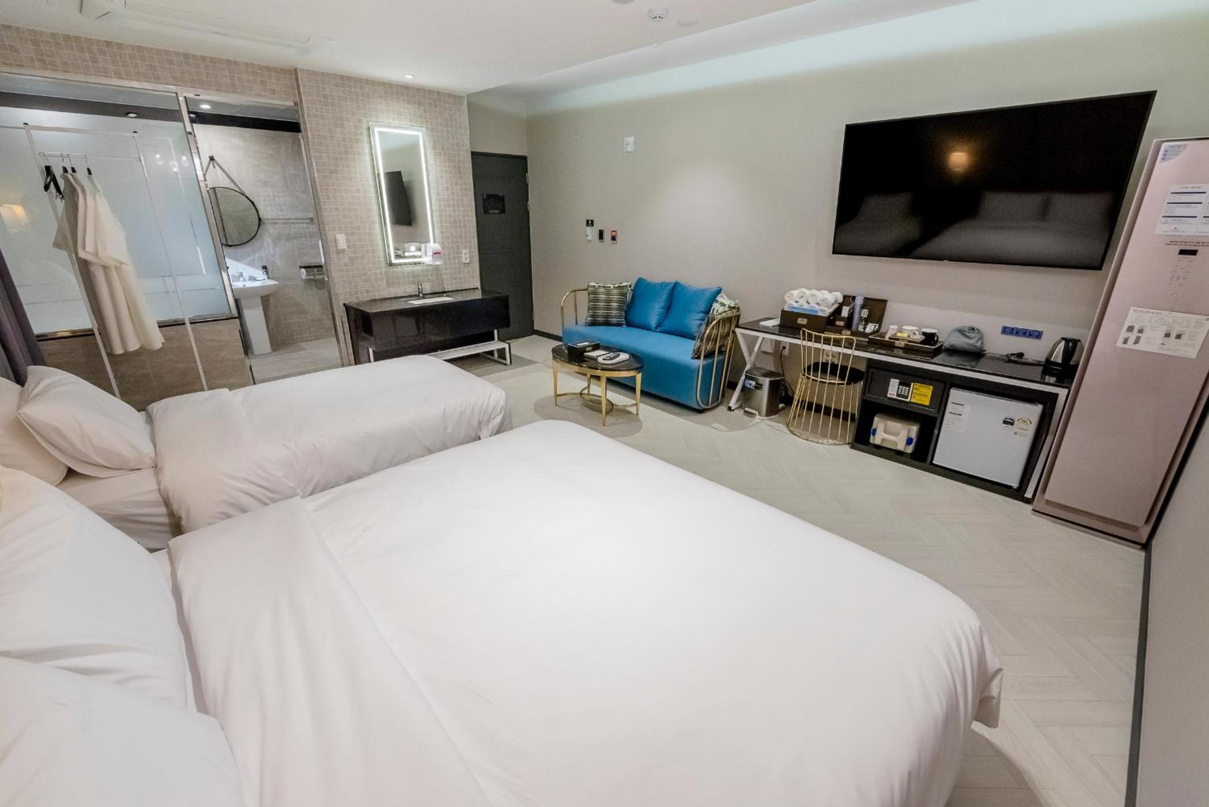 Twin Room - Photo 3