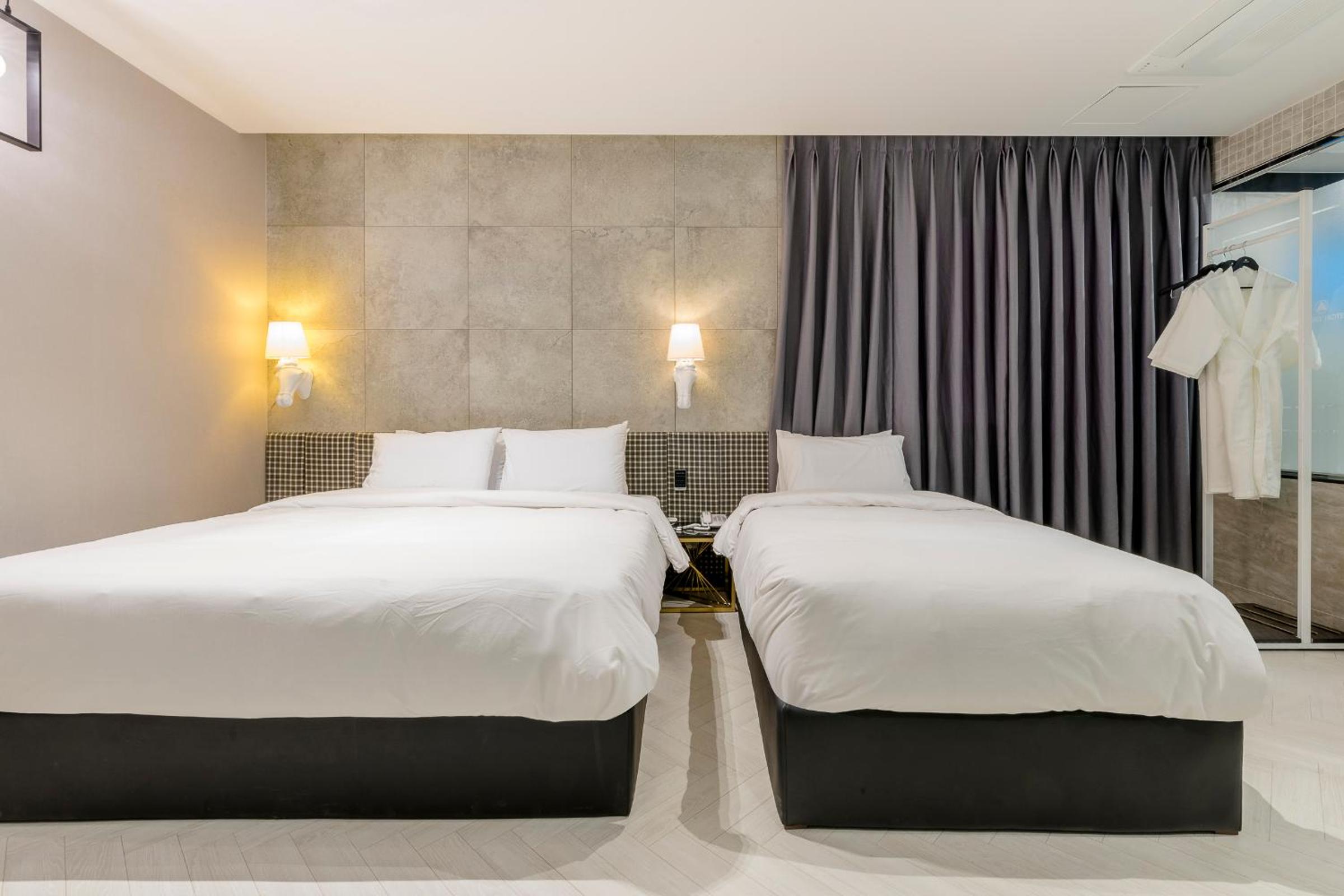 Twin Room - Photo 7