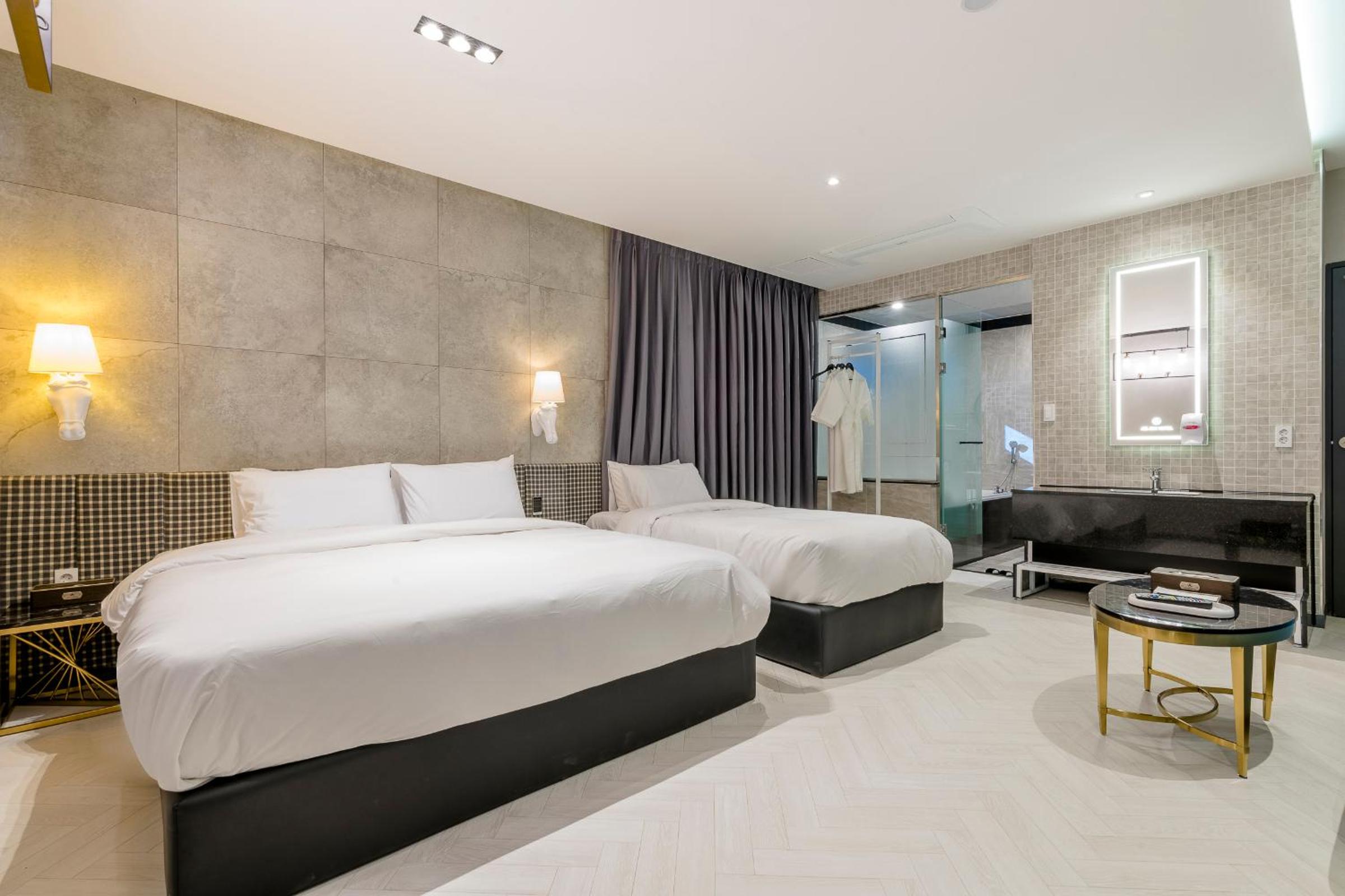 Twin Room - Photo 4