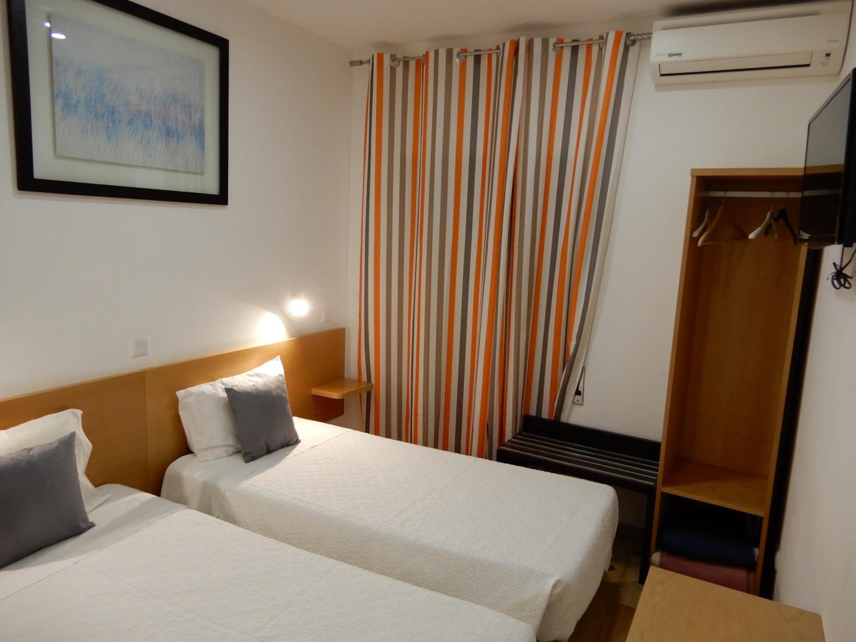Twin Room with Private Bathroom - Photo 5