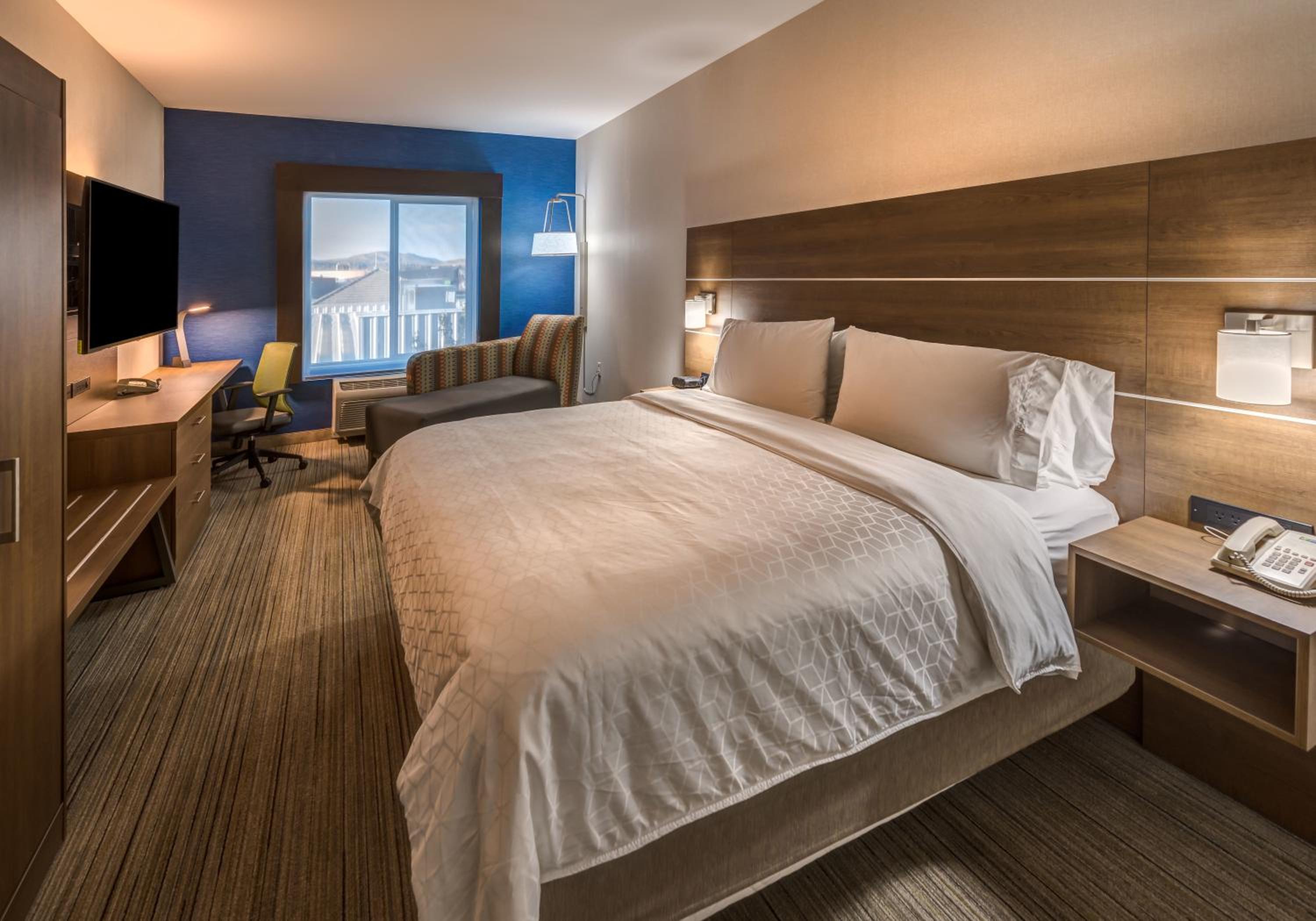 King Suite with Disability Access and Bathtub - Non Smoking