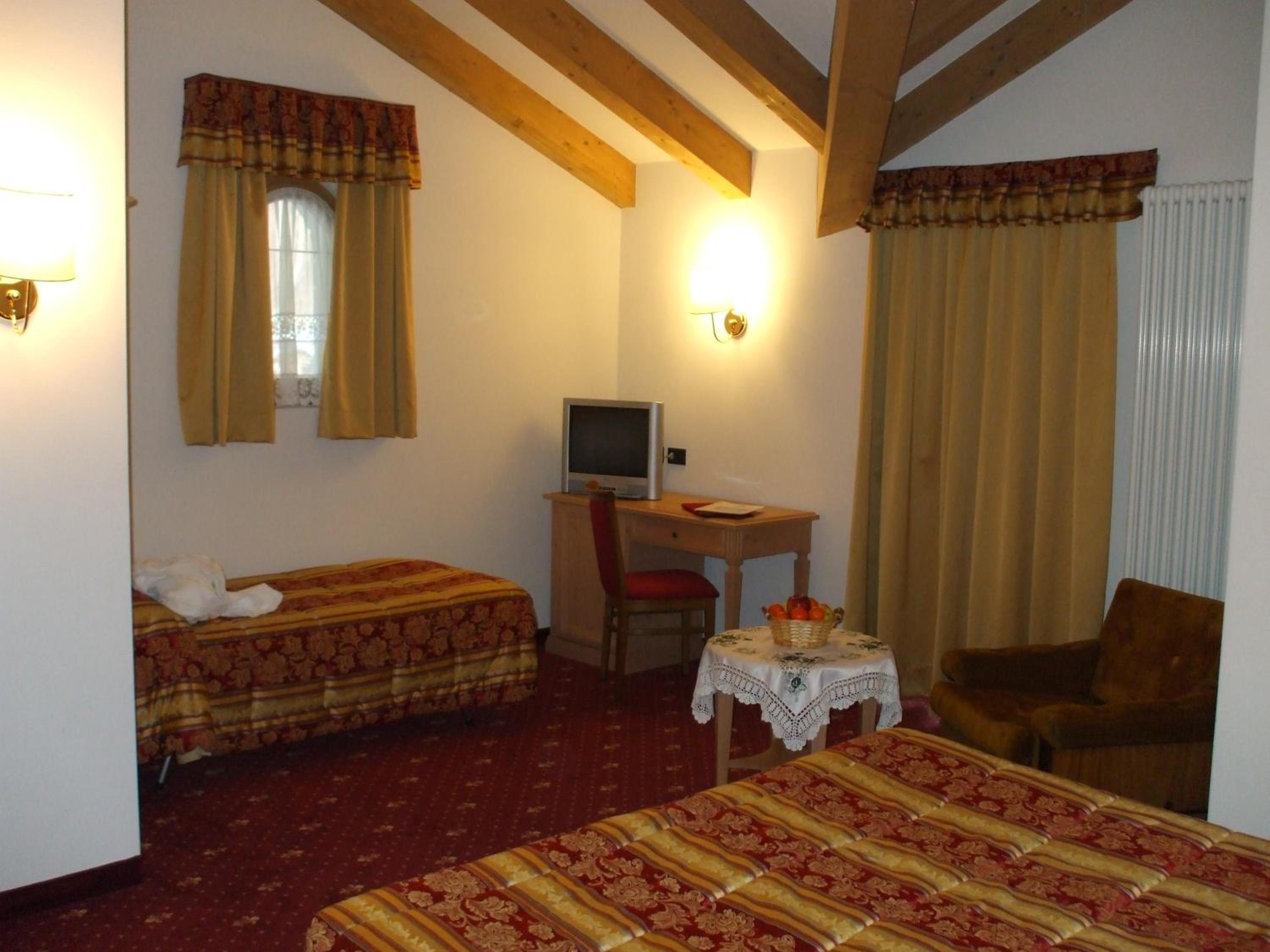 Economy Triple Room photo 3