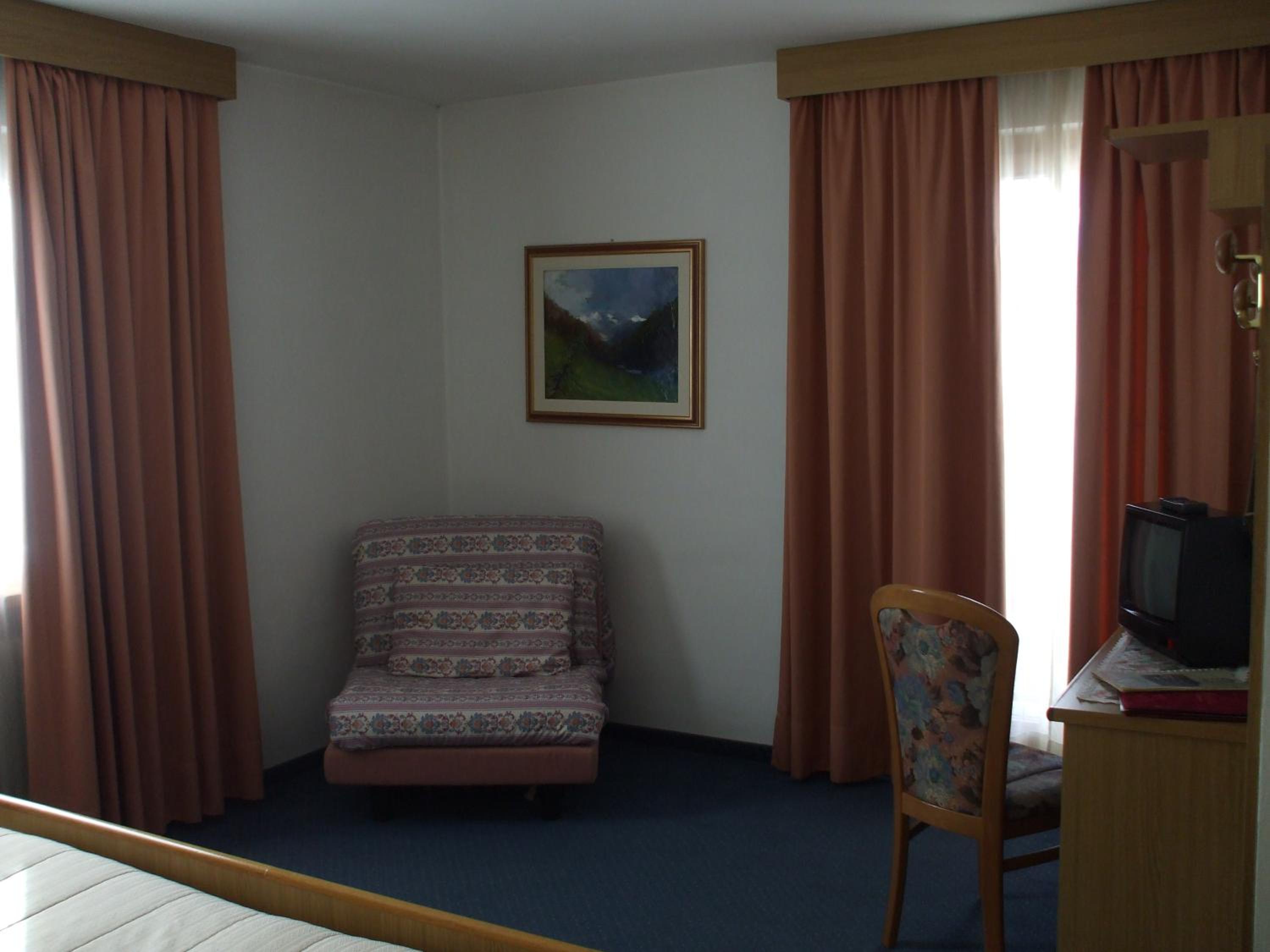 Economy Triple Room photo 2