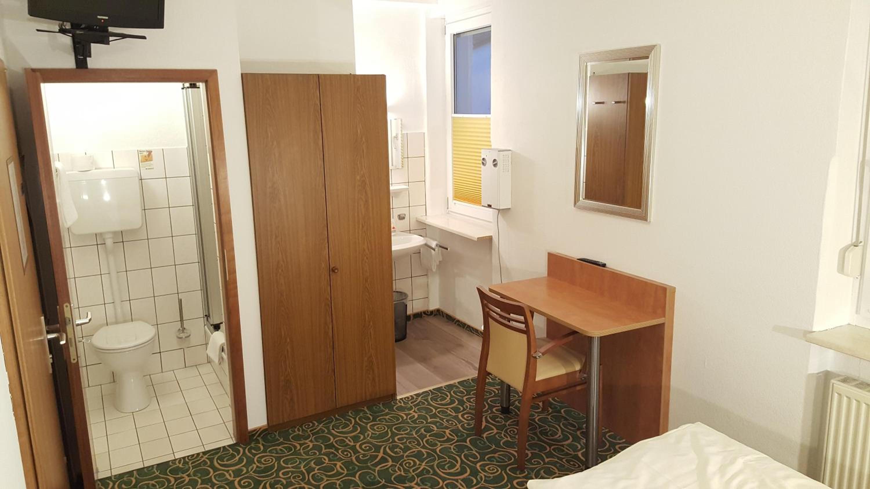 Budget Double Room - Photo 7