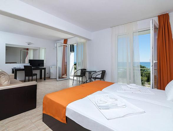 Superior Twin Room with Sea View - Photo 13
