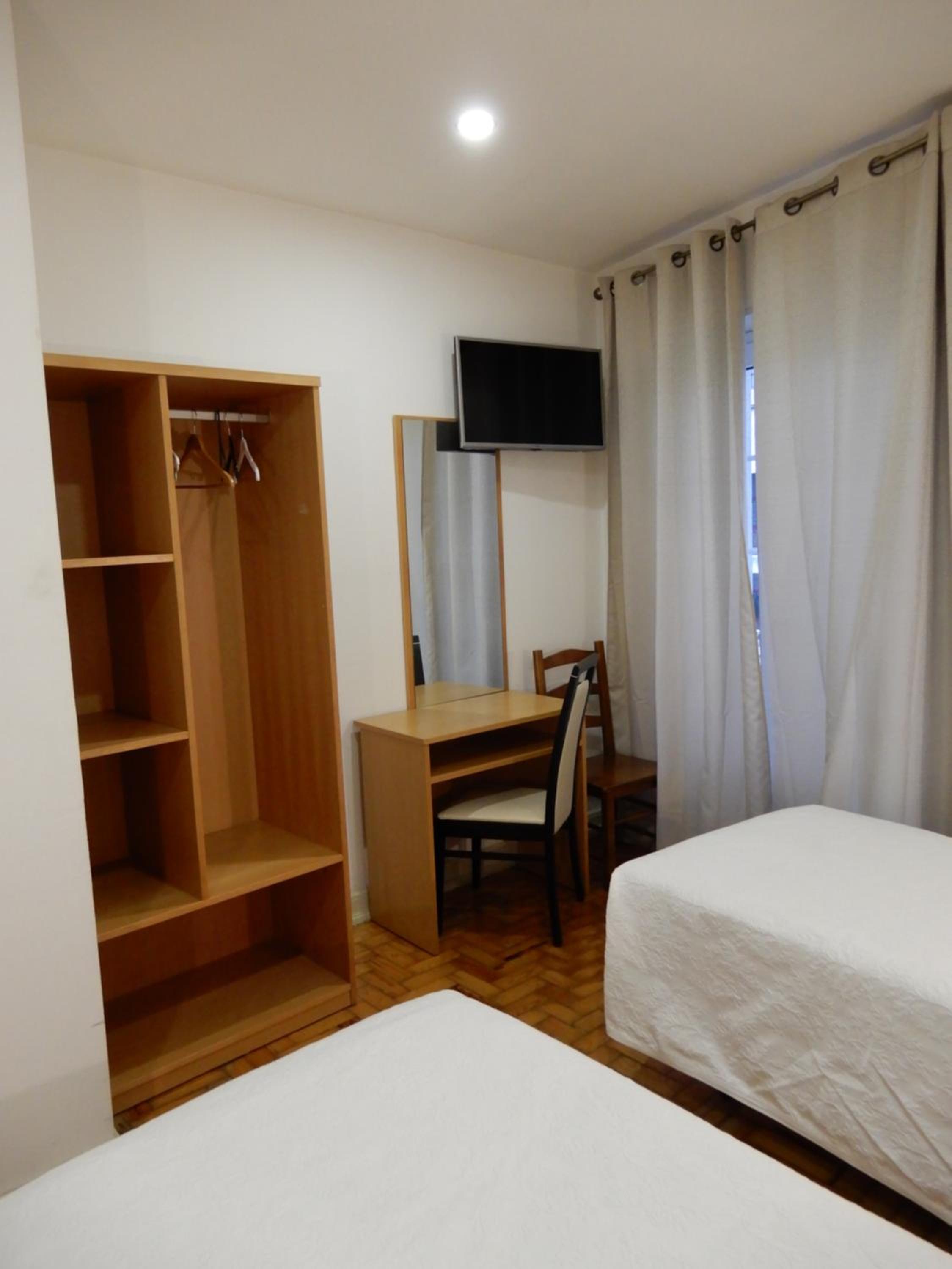 Triple Room with Private Bathroom - Photo 4