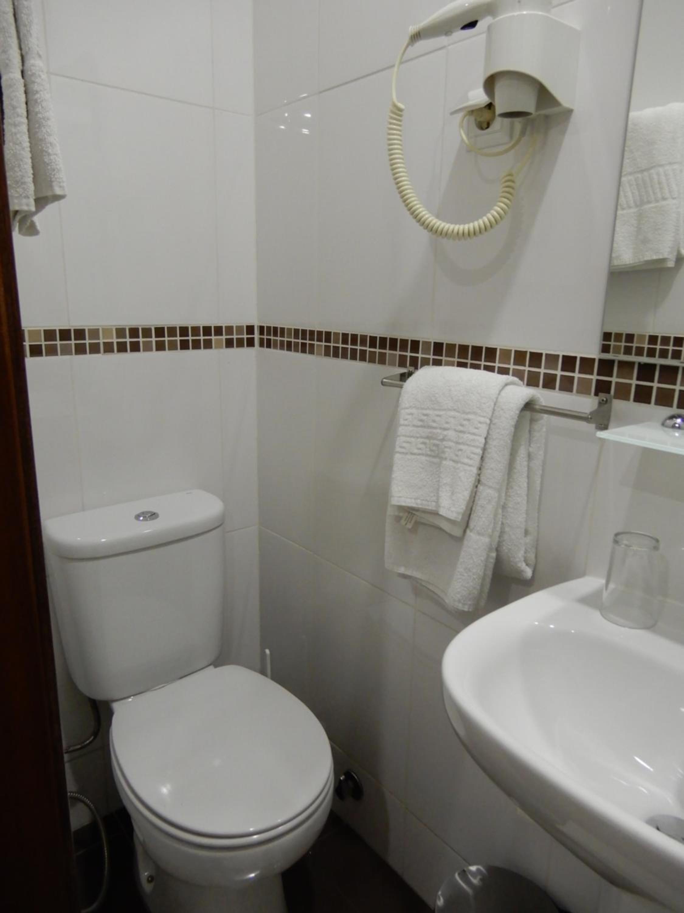 Triple Room with Private Bathroom - Photo 5