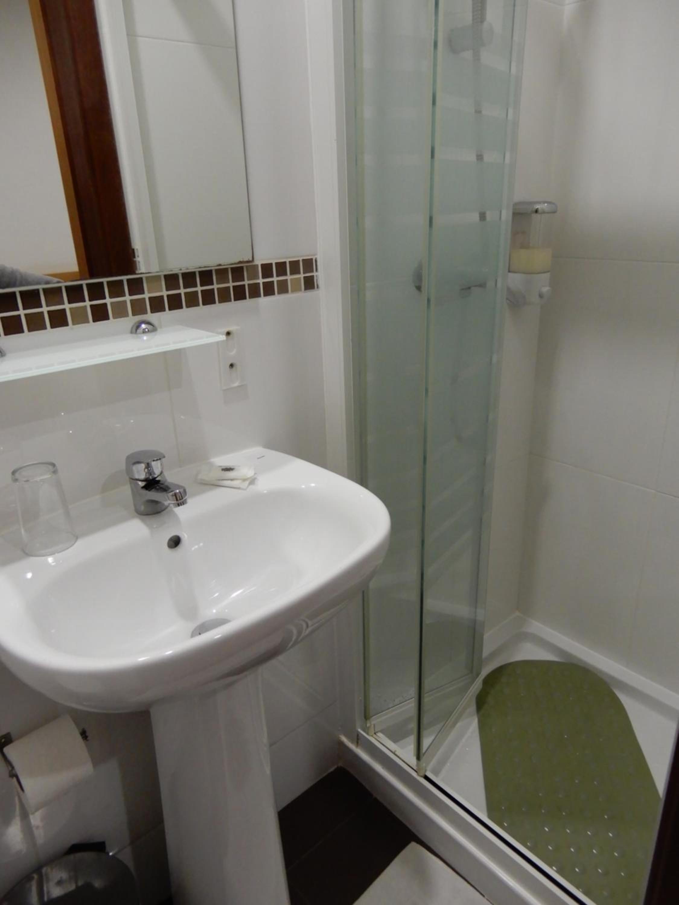 Triple Room with Private Bathroom - Photo 6