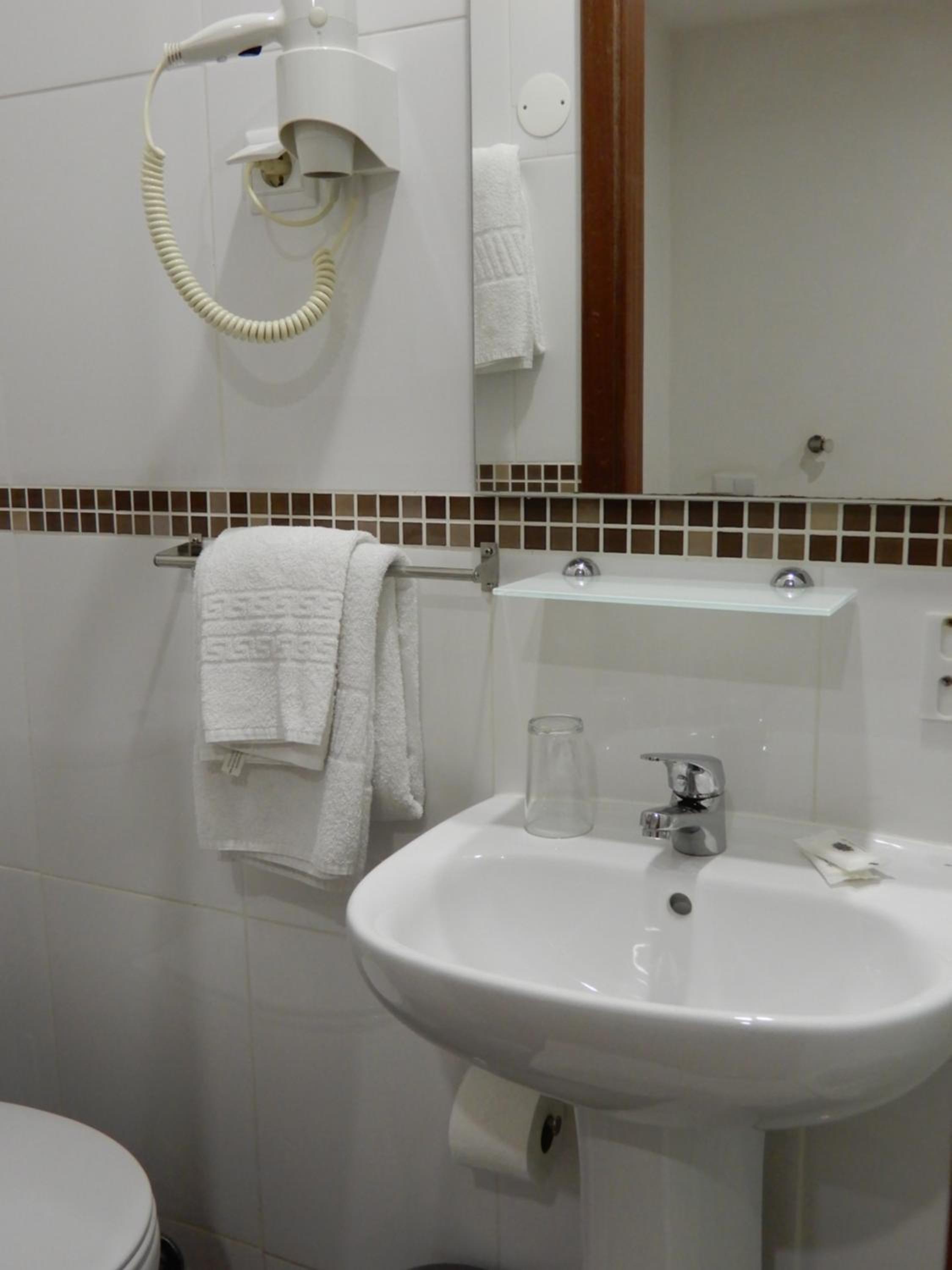 Triple Room with Private Bathroom - Photo 3