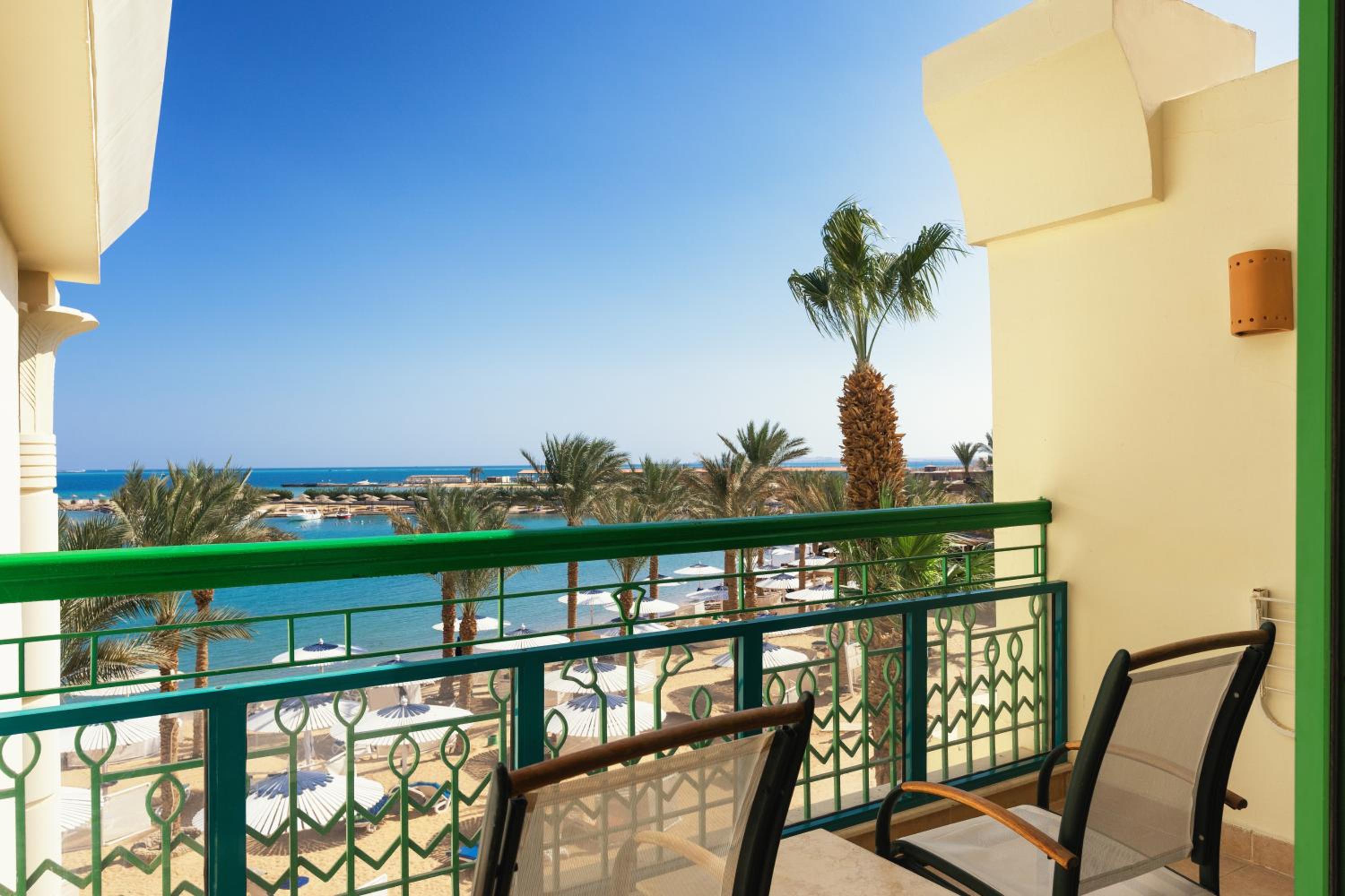 Premium King Room with Sea View - Photo 3