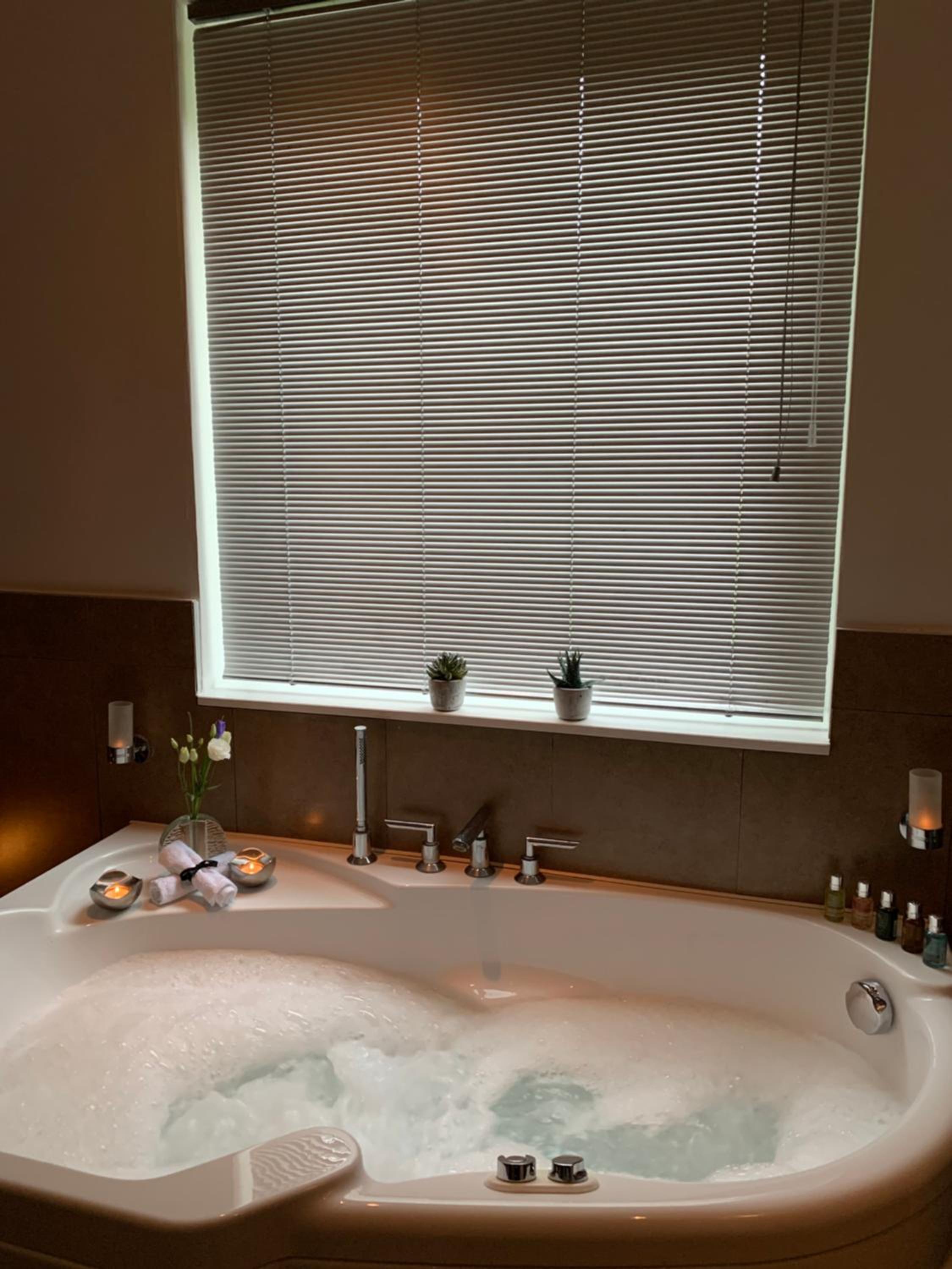 Deluxe King Room - Photo 5