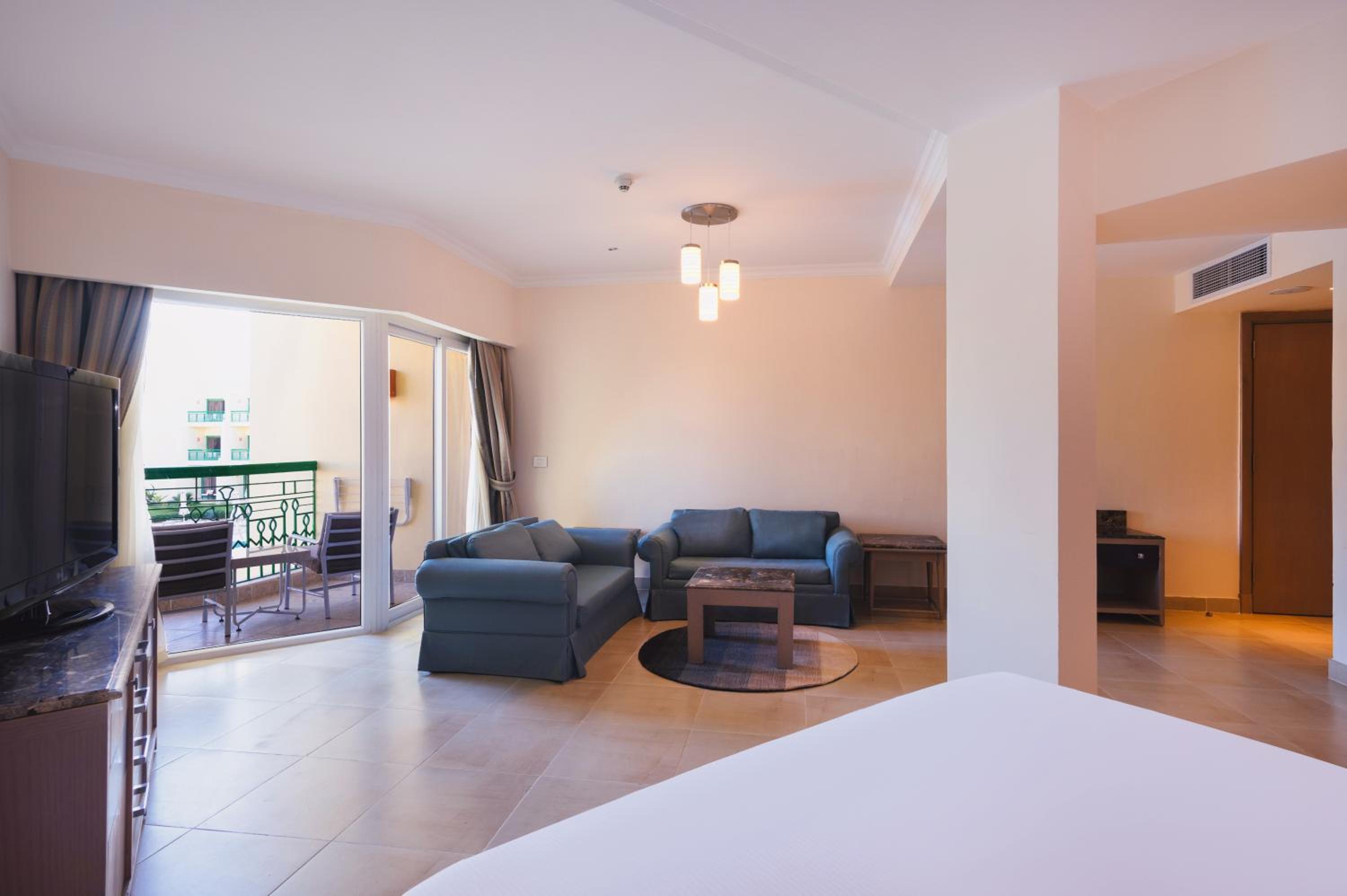 Corner Suite - Photo 2