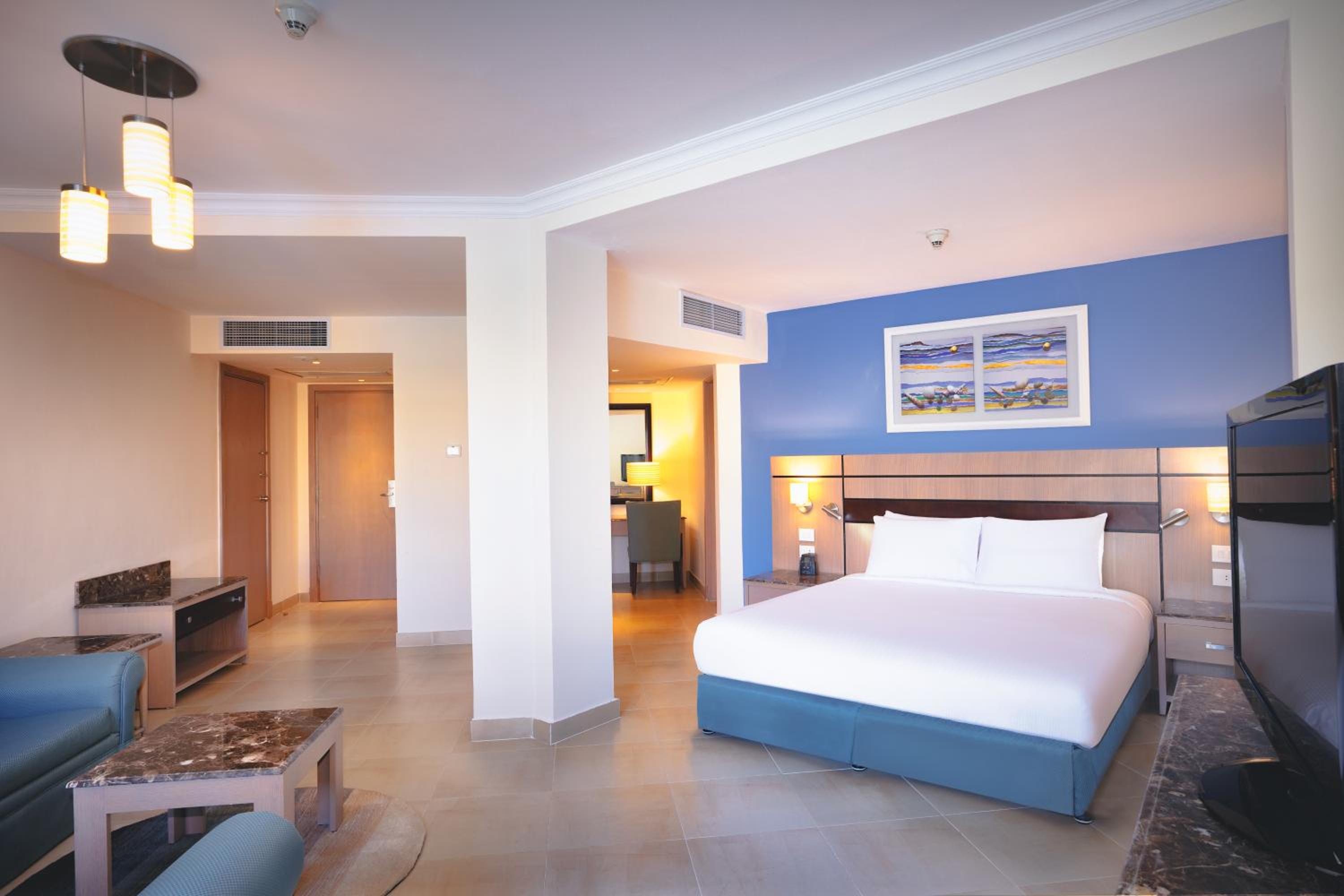 Corner Suite - Photo 1