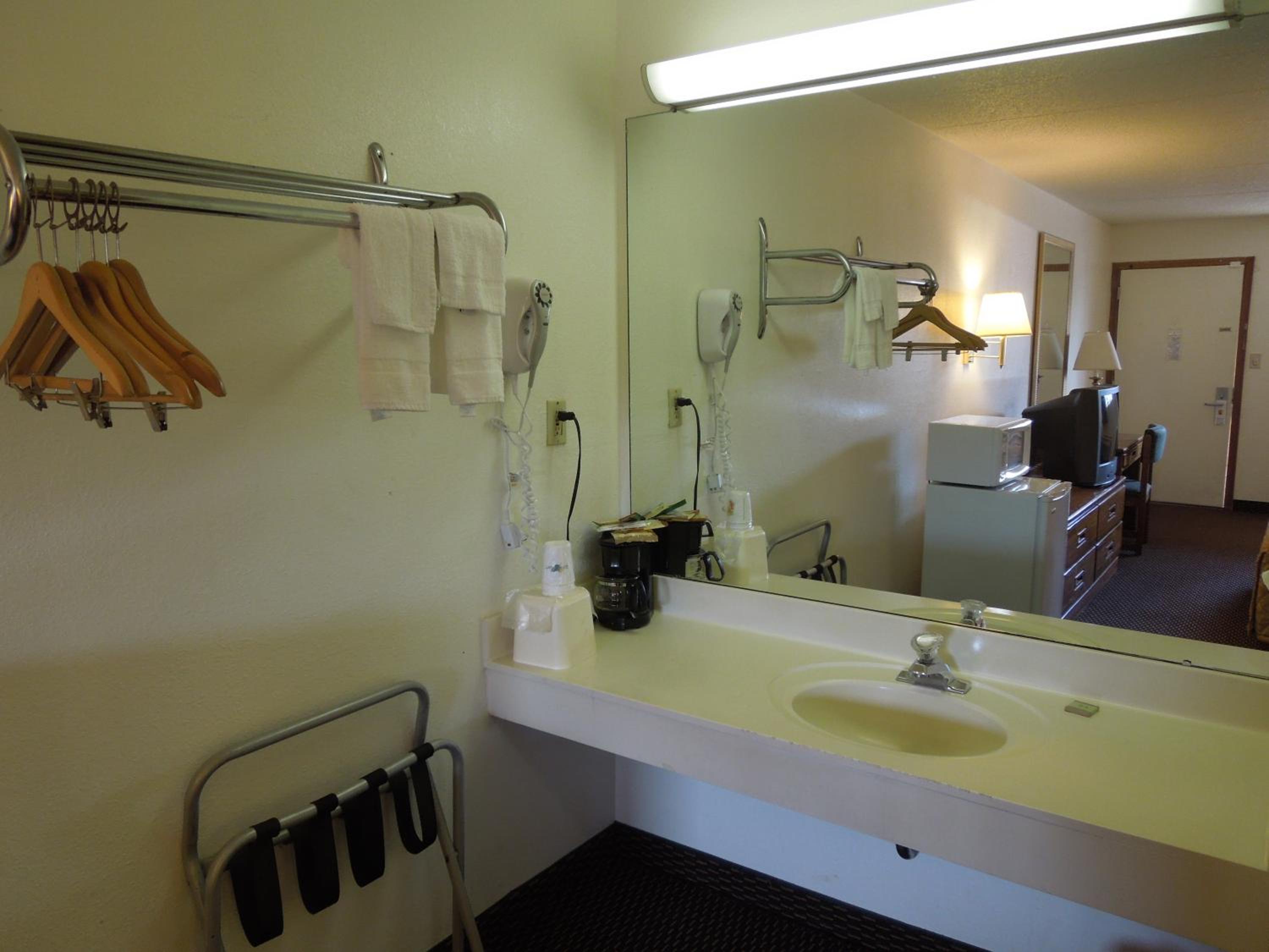 King Room - Non-Smoking - Photo 4