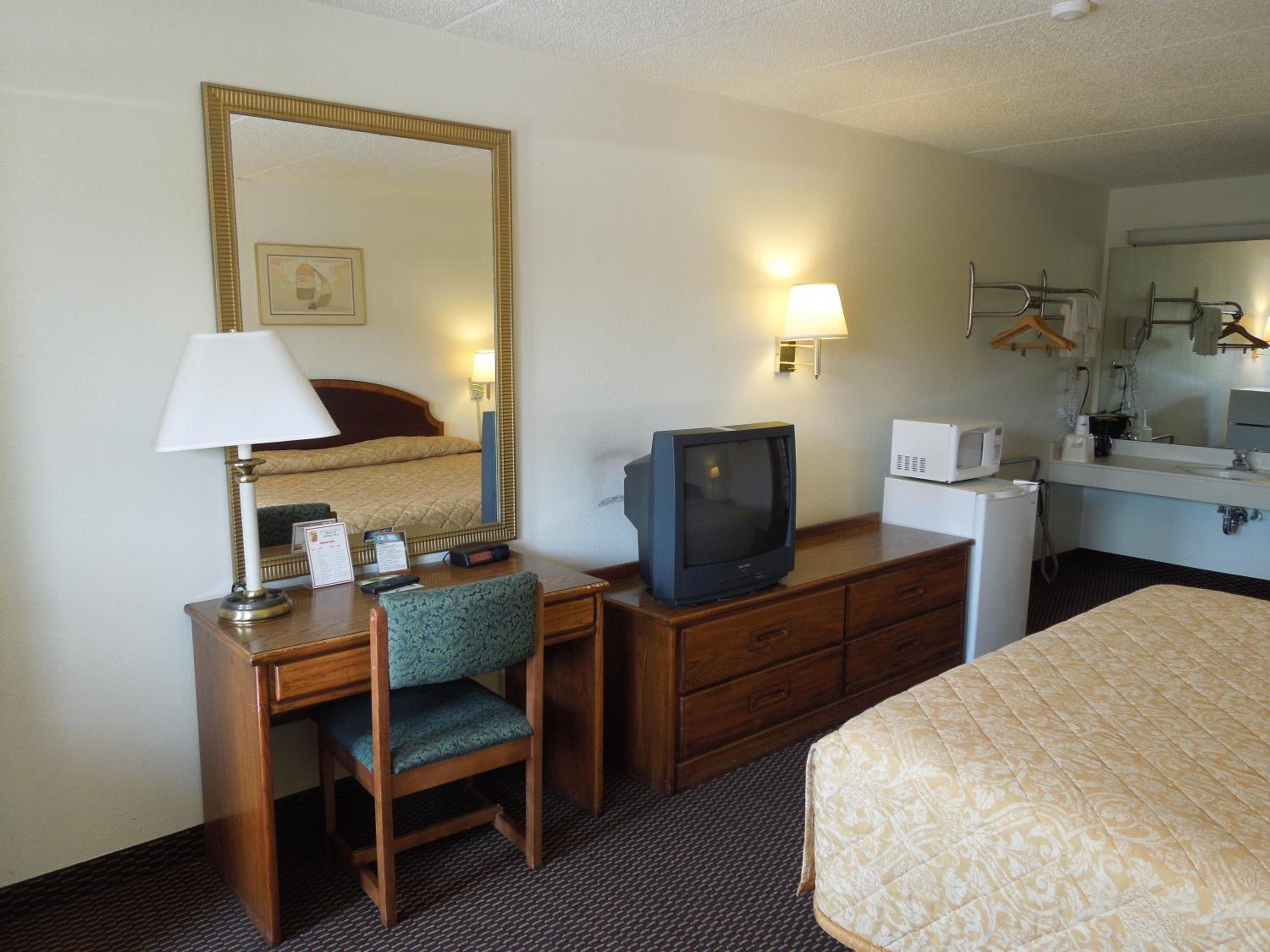 King Room - Non-Smoking - Photo 2
