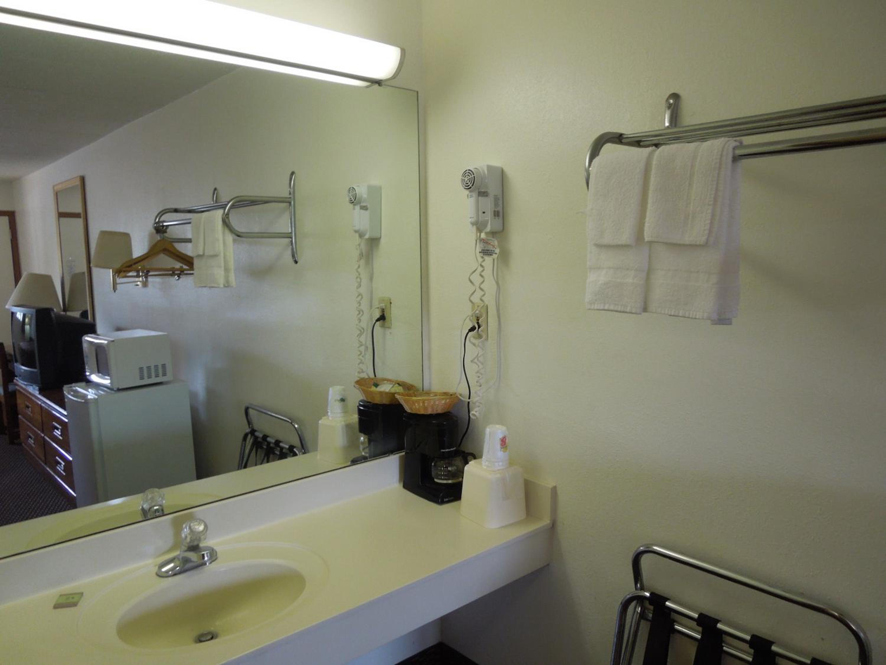 King Room - Non-Smoking - Photo 5