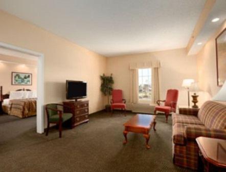 King Suite - Non-Smoking - Photo 2