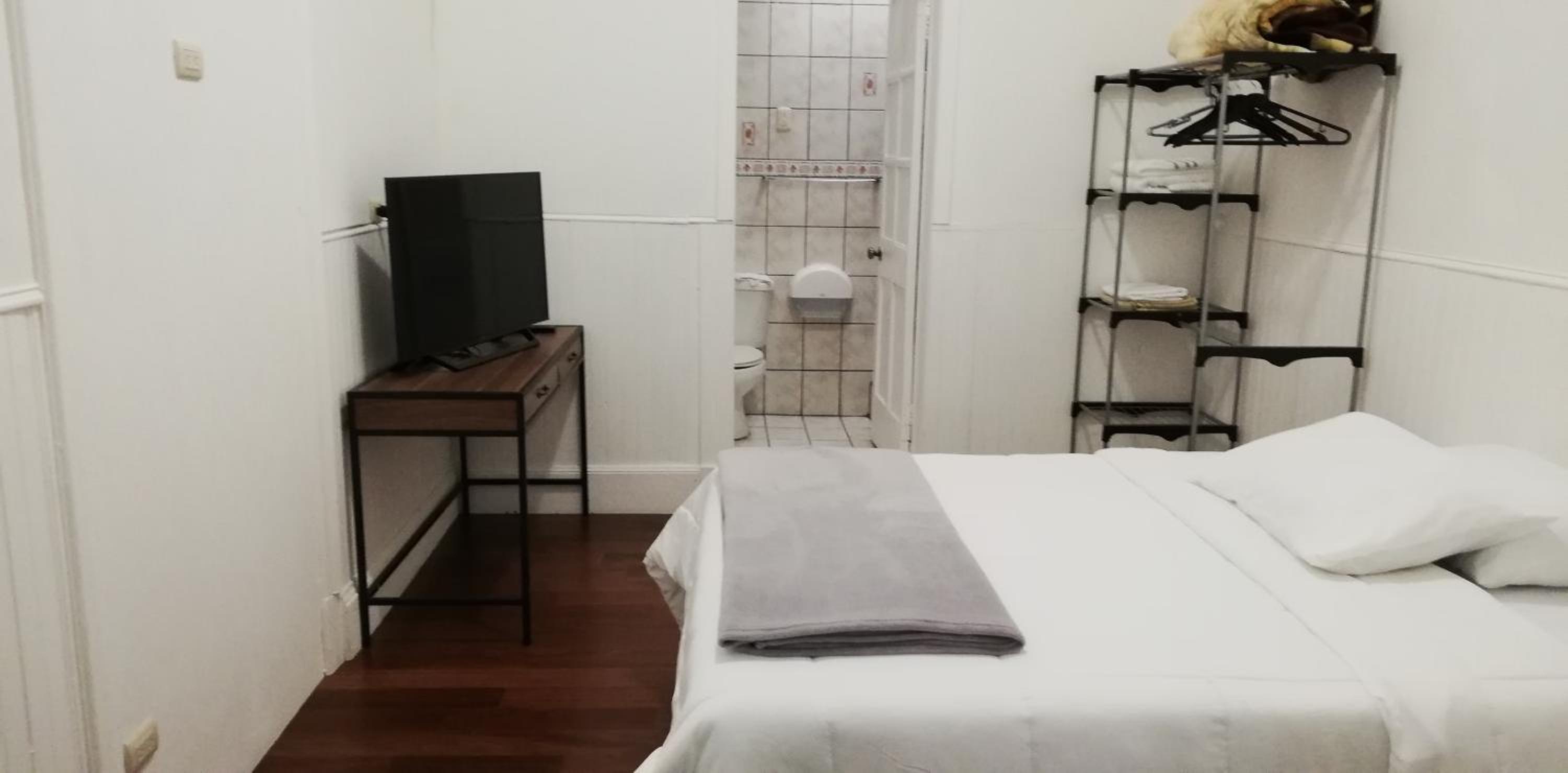 Twin Room with Private Bathroom photo 1