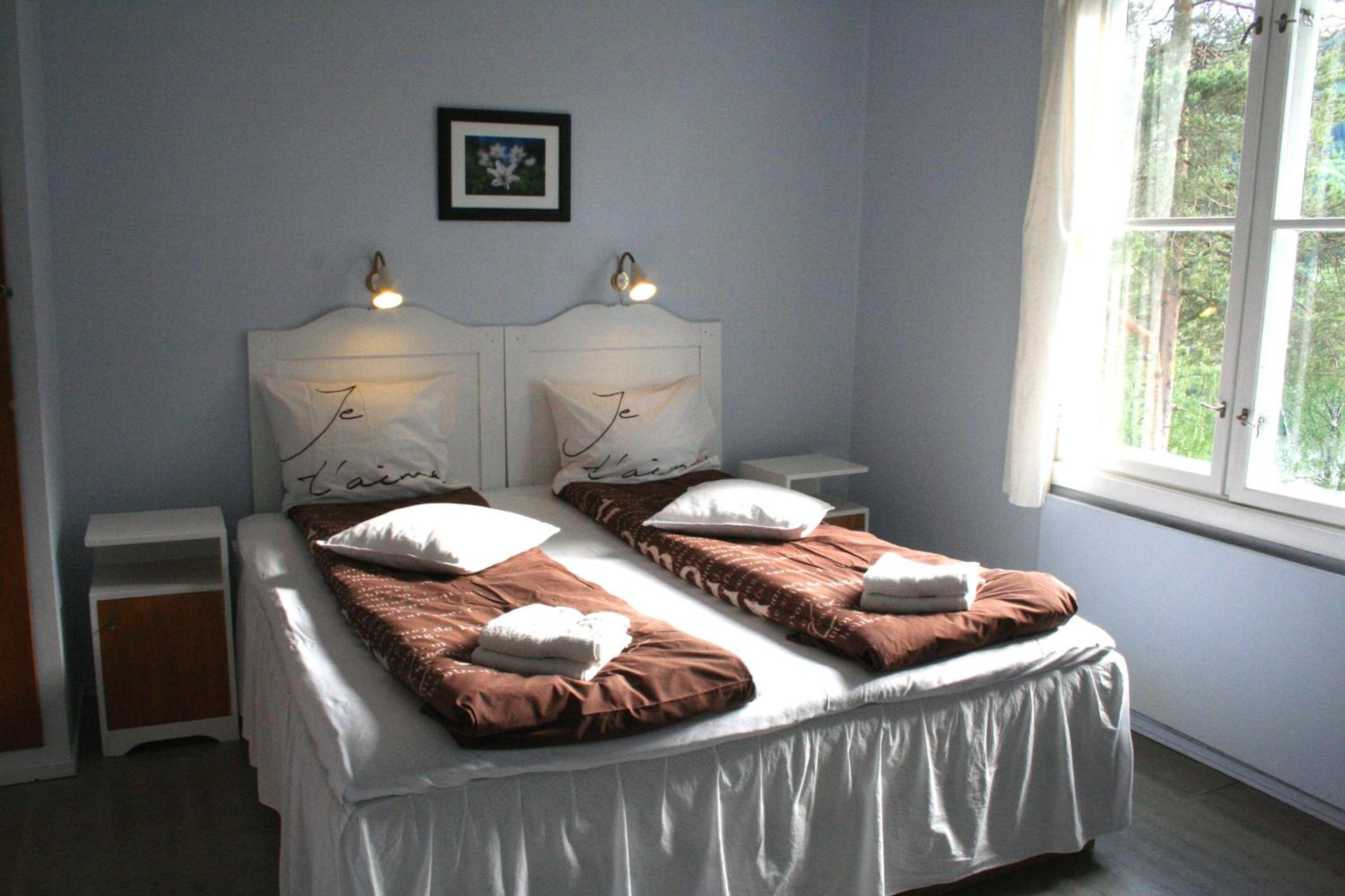 Family Room with Shared Bathroom photo 3