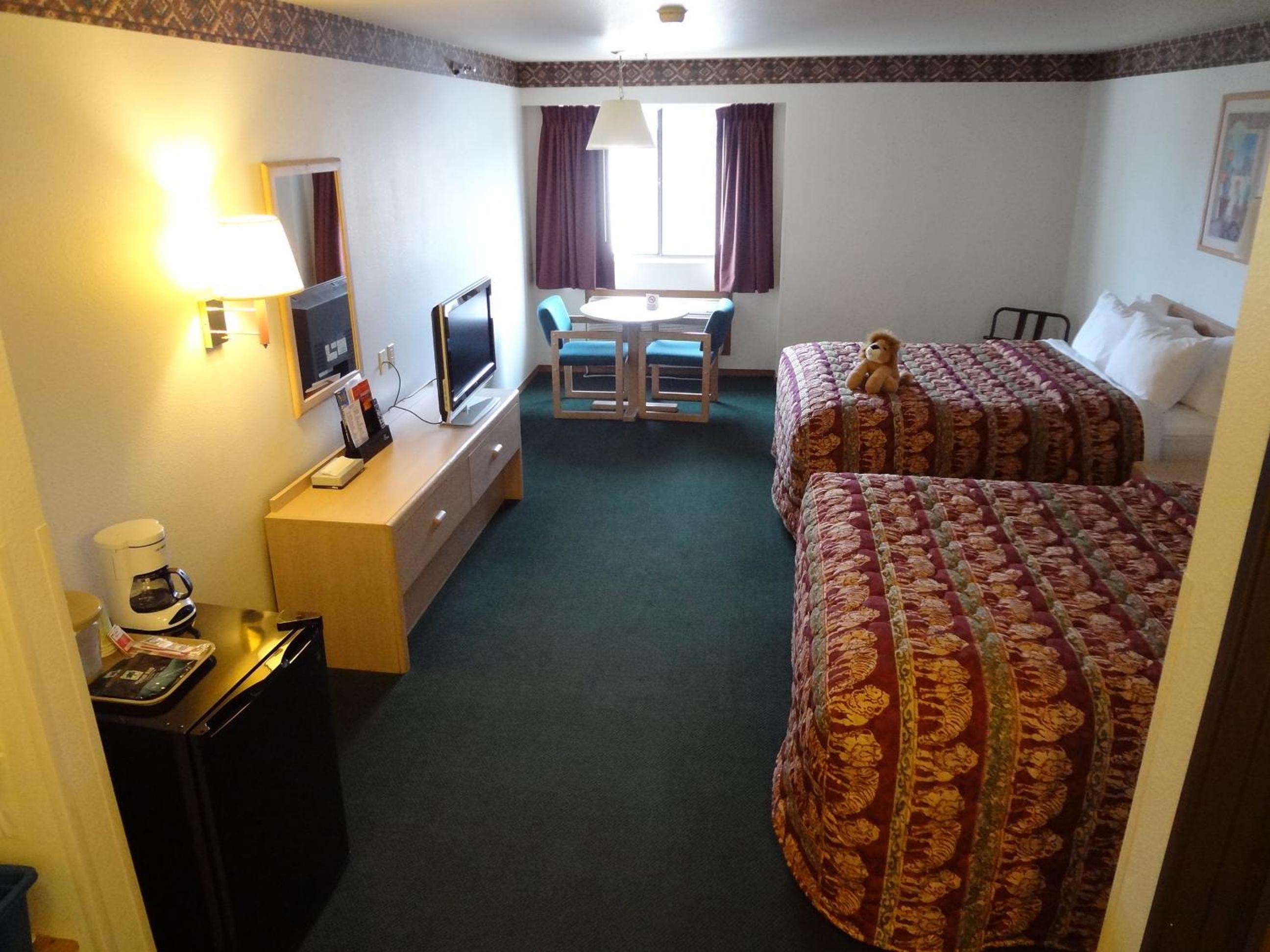 Queen Room with Two Queen Beds - Photo 3
