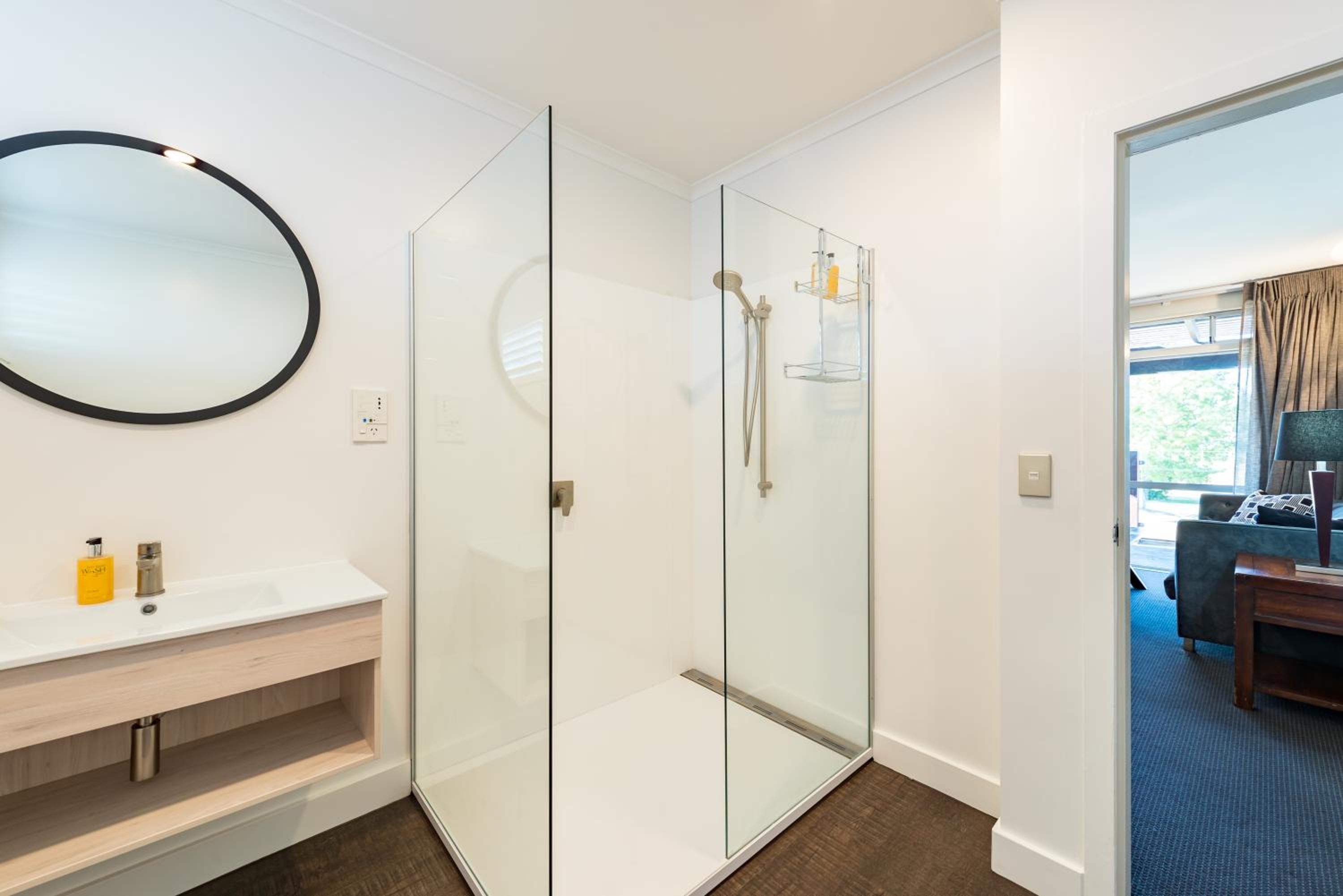 Executive Two Bedroom Lakeview Suite - Photo 3