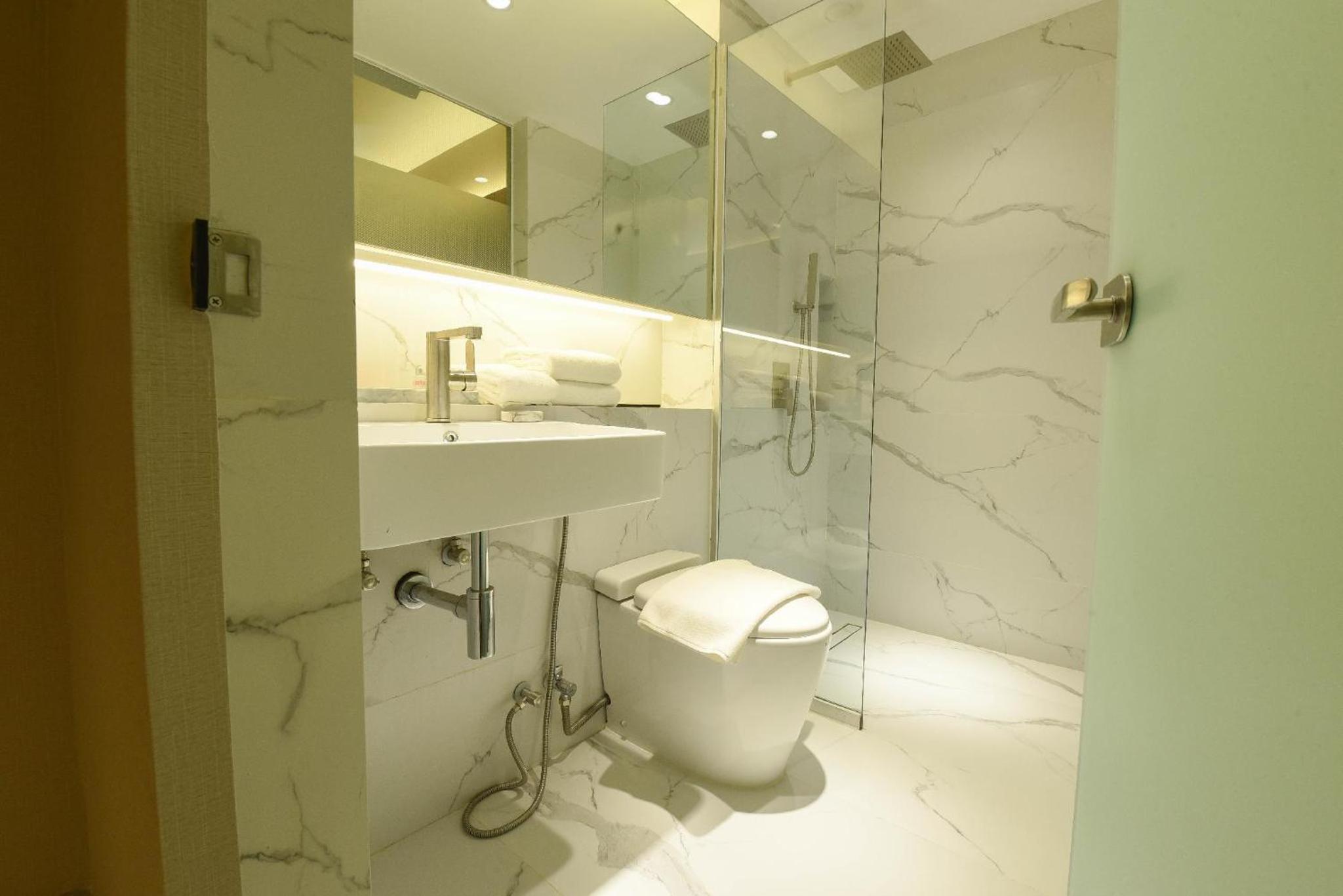 Standard Queen Room (no window) - Photo 4