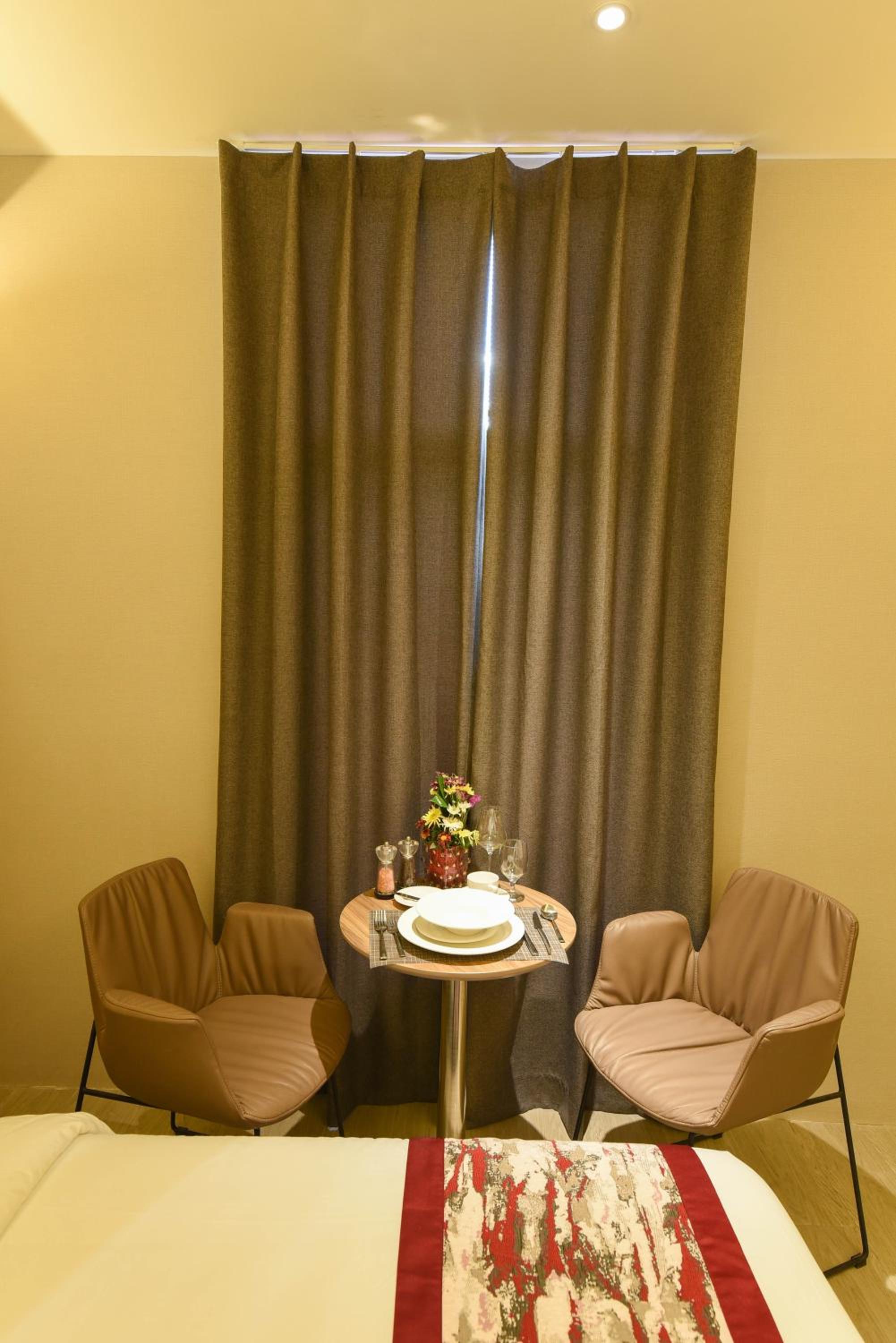 Standard Queen Room (no window) - Photo 5
