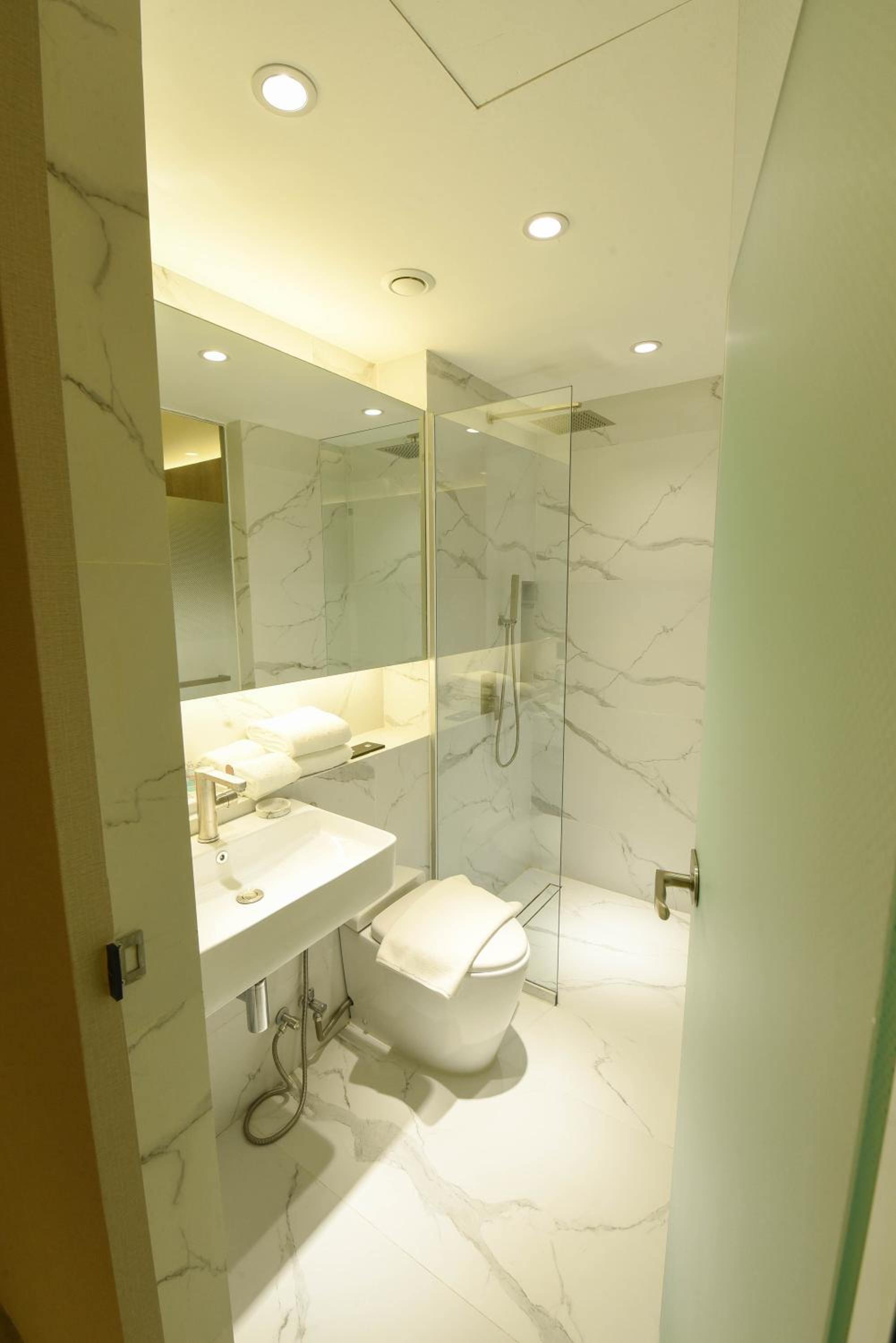 Standard Queen Room (no window) - Photo 6