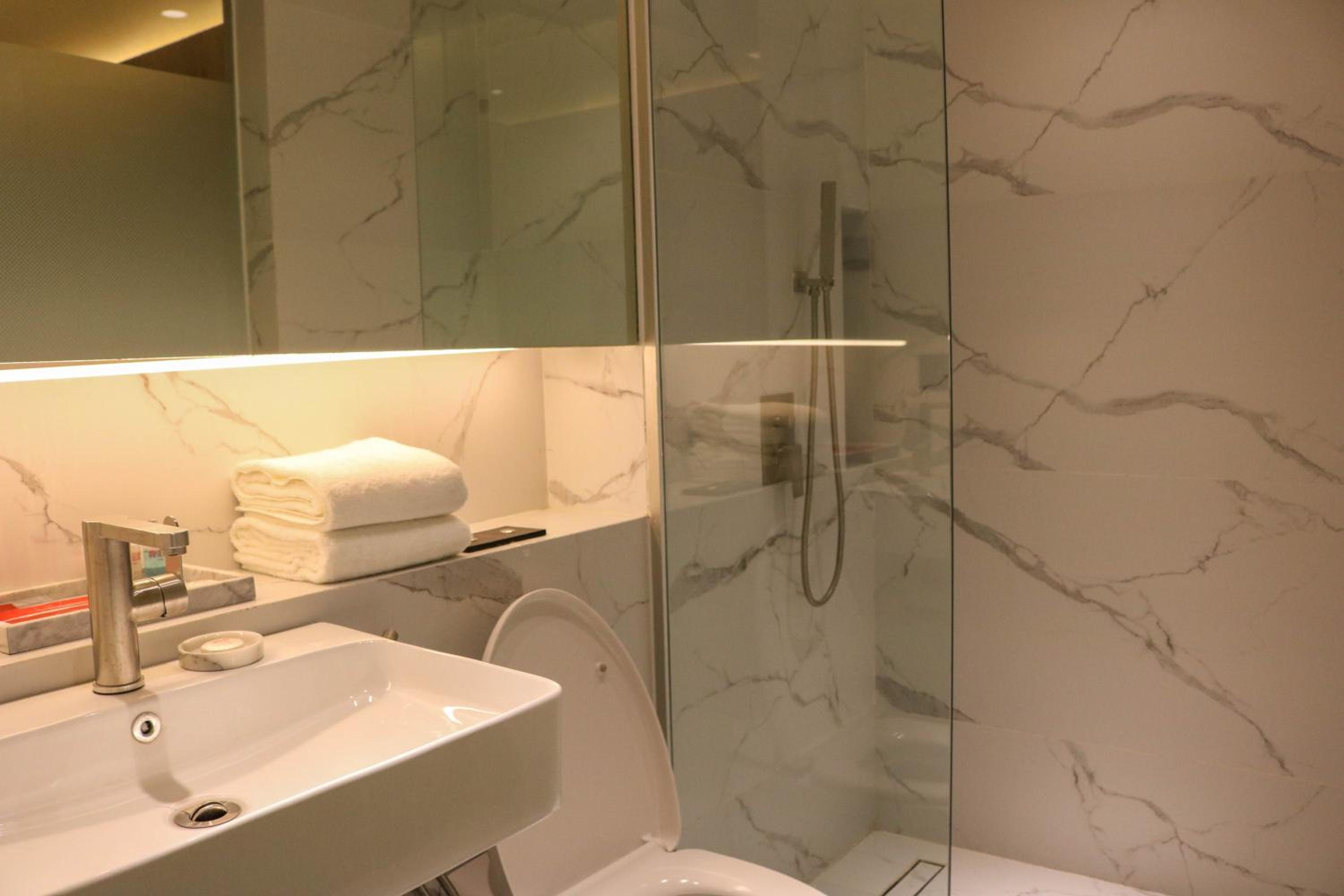Standard Queen Room (no window) - Photo 8