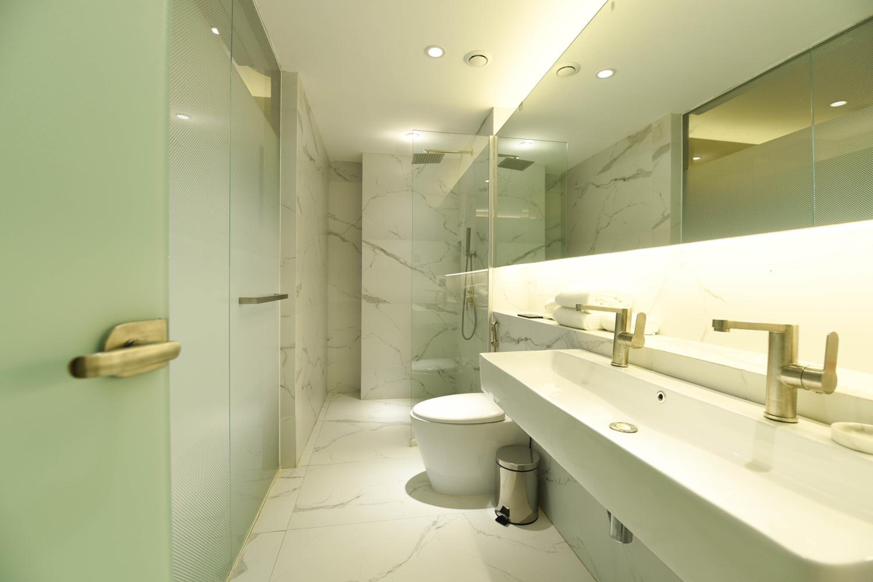 Standard Queen Room (no window) - Photo 9