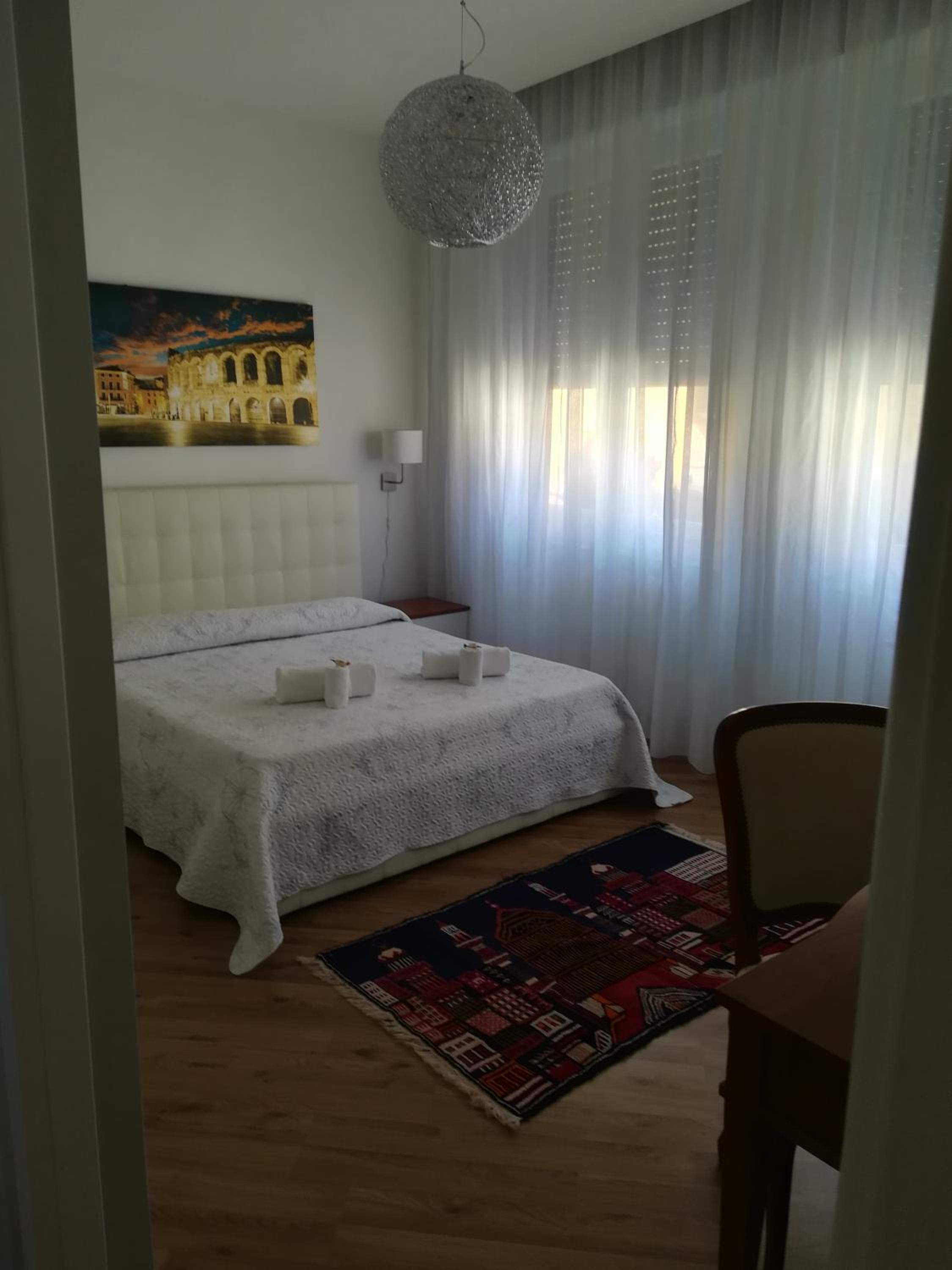 Deluxe Double Room with Private Bathroom - Photo 4