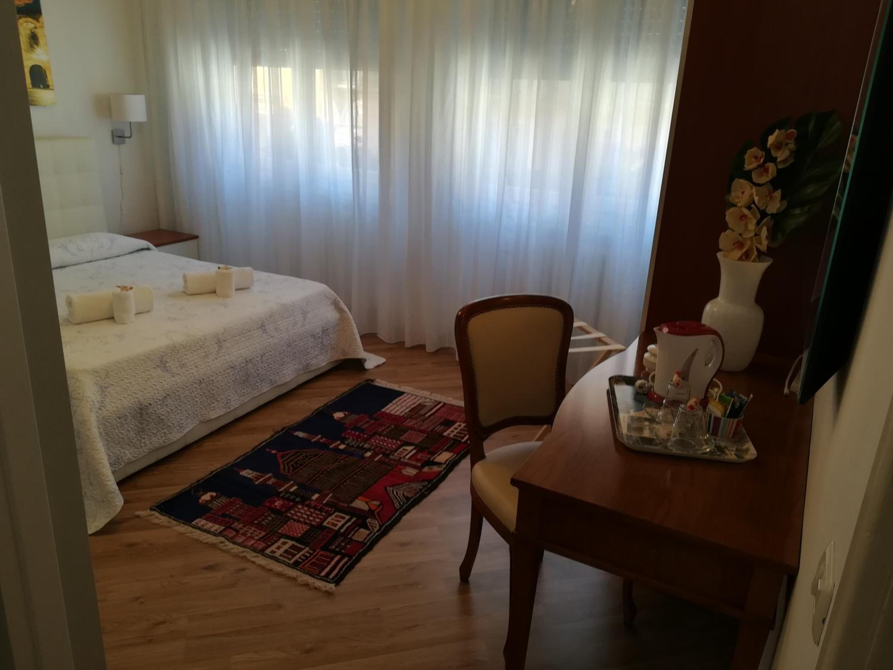 Deluxe Double Room with Private Bathroom - Photo 5