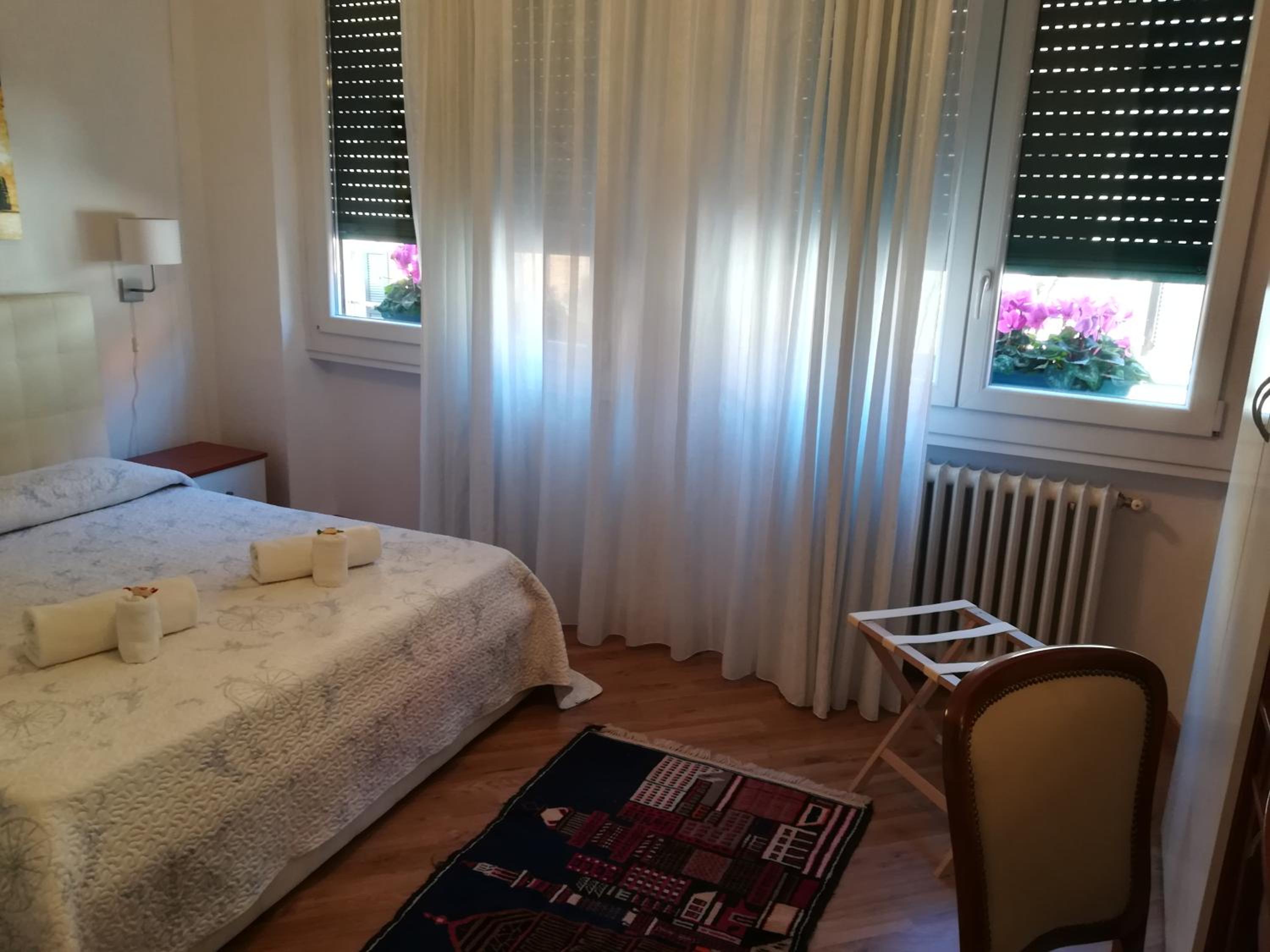 Deluxe Double Room with Private Bathroom - Photo 7