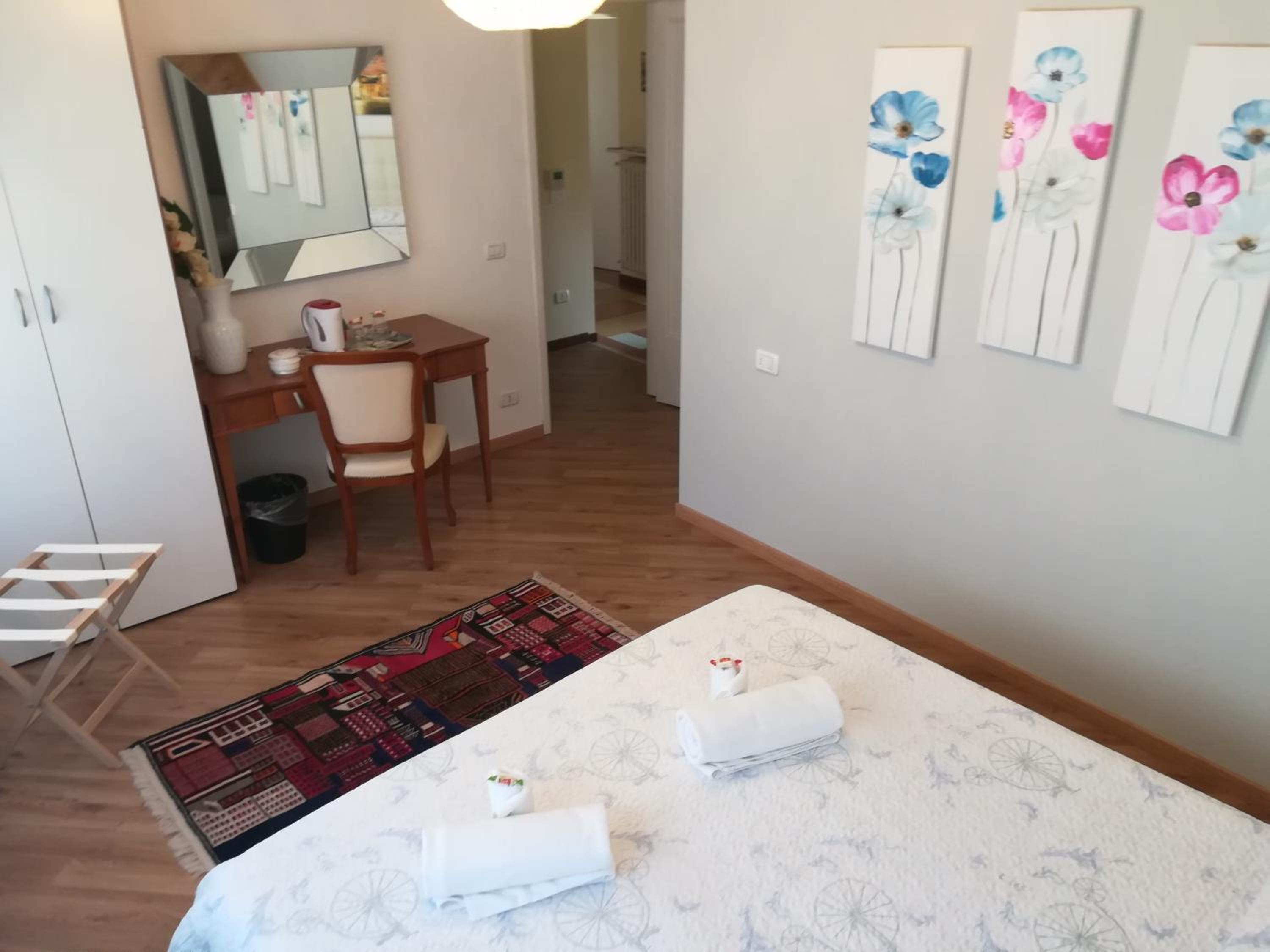 Deluxe Double Room with Private Bathroom - Photo 13