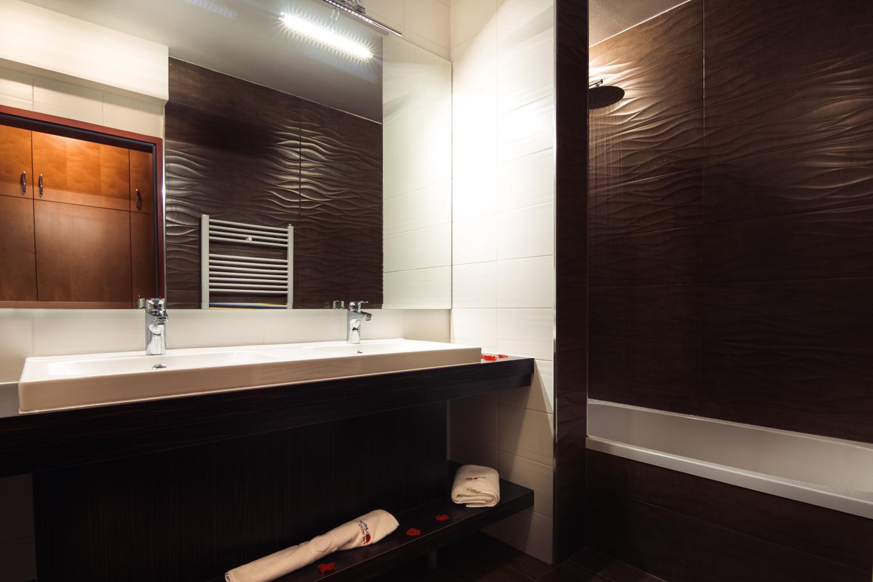 Deluxe Double Room with Balcony and Park View - Photo 4