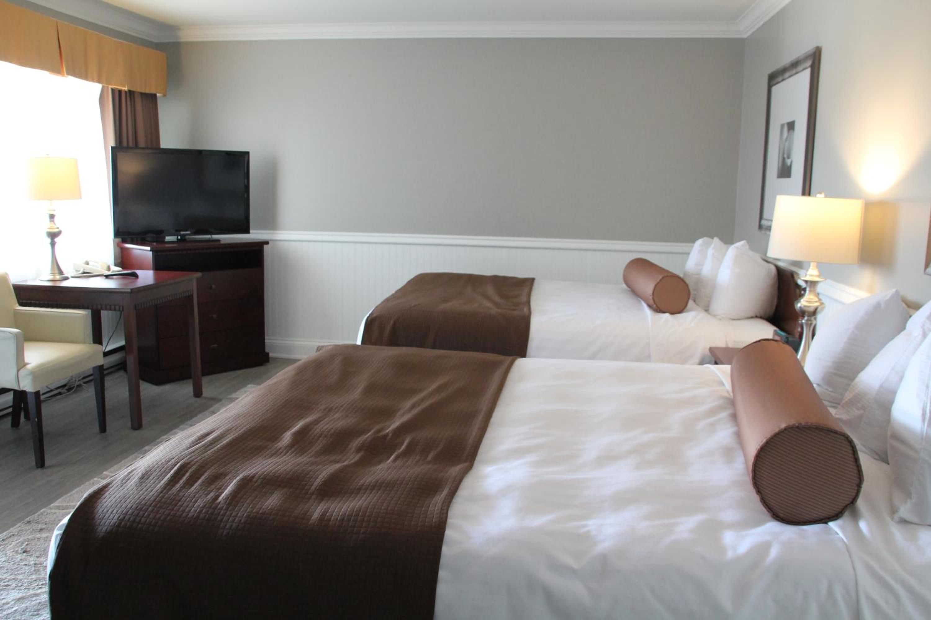Deluxe Queen Room with Two Queen Beds photo 3