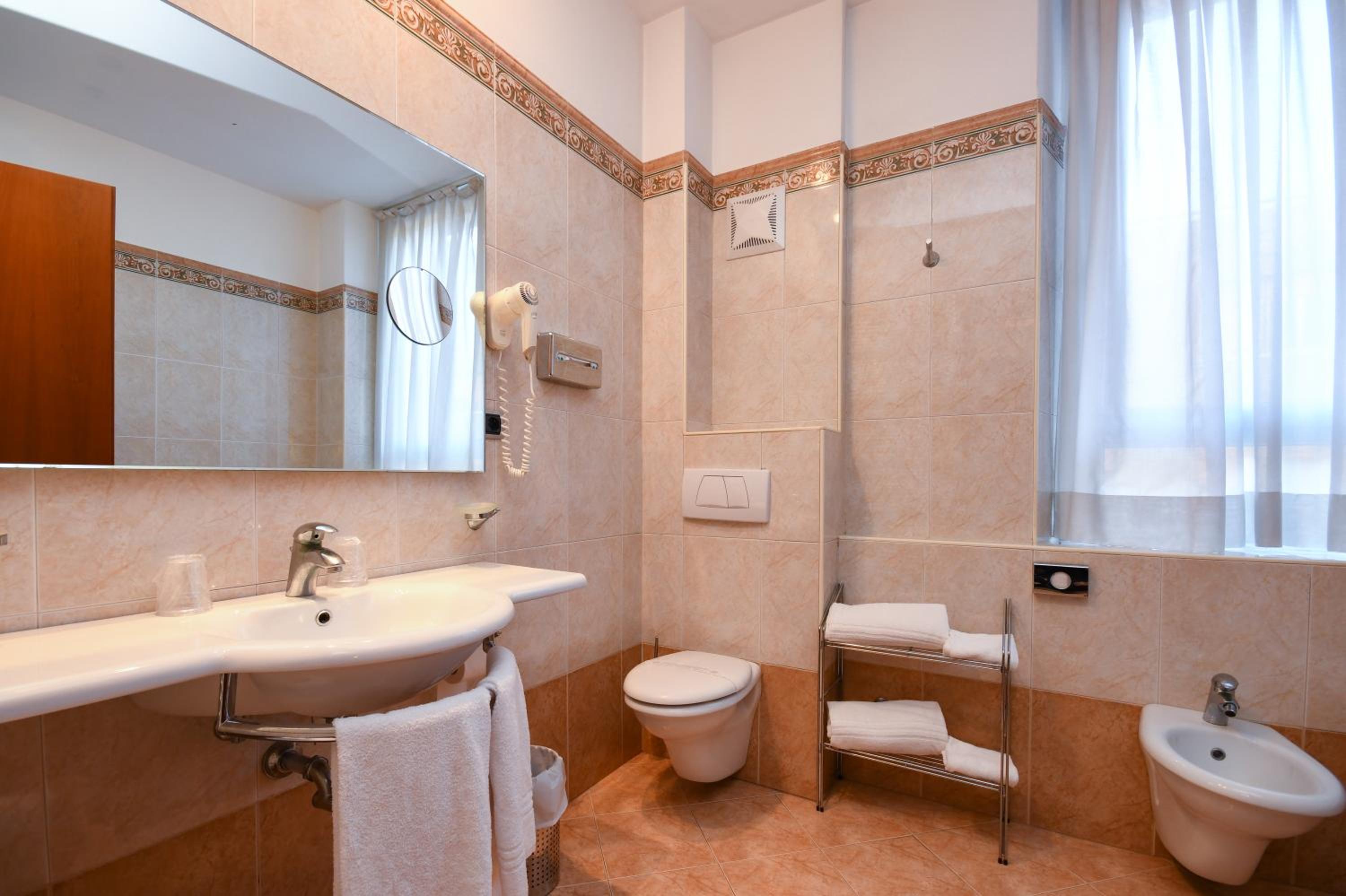 Standard Double Room - Photo 5