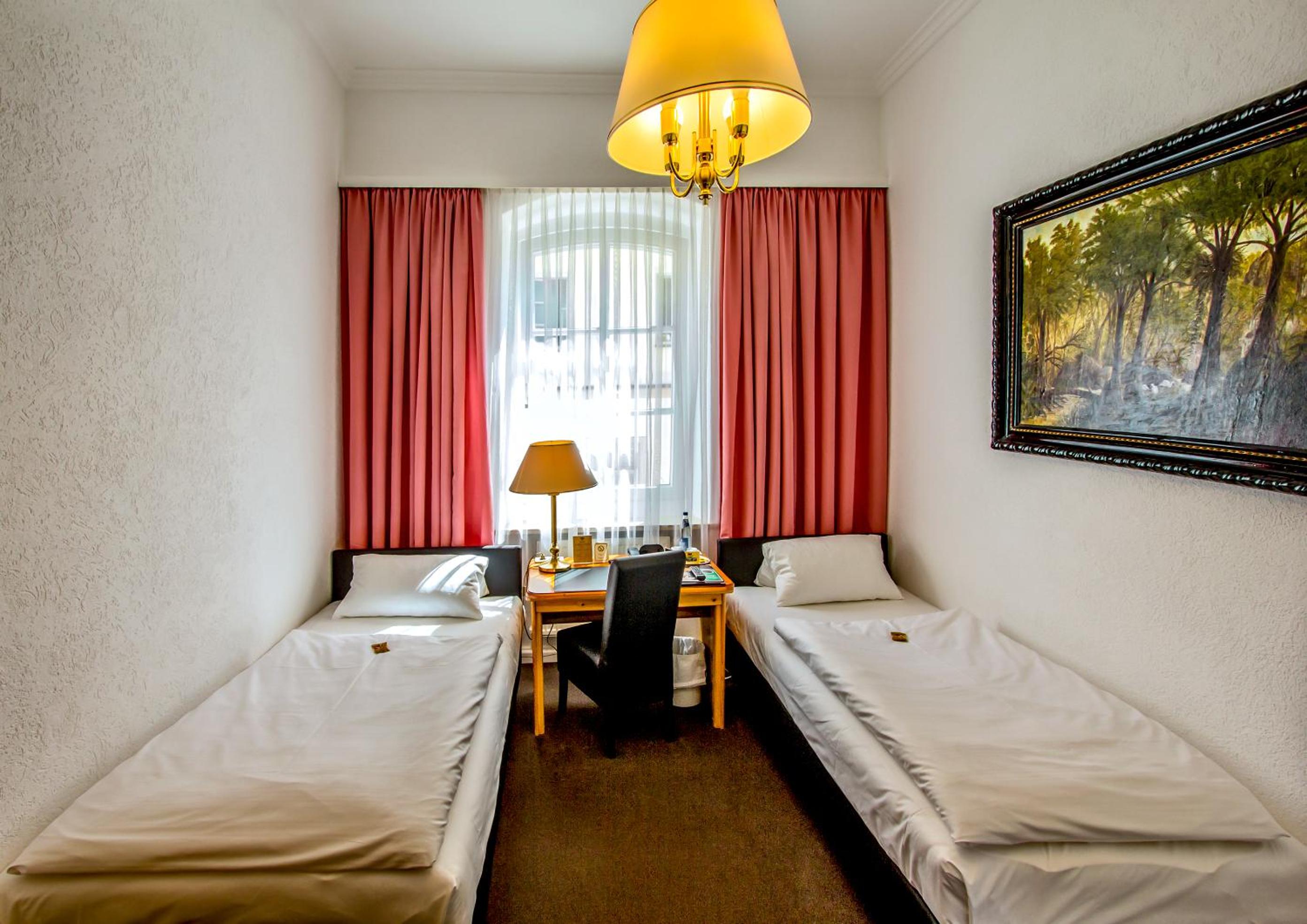 Standard Double Room - Photo 11