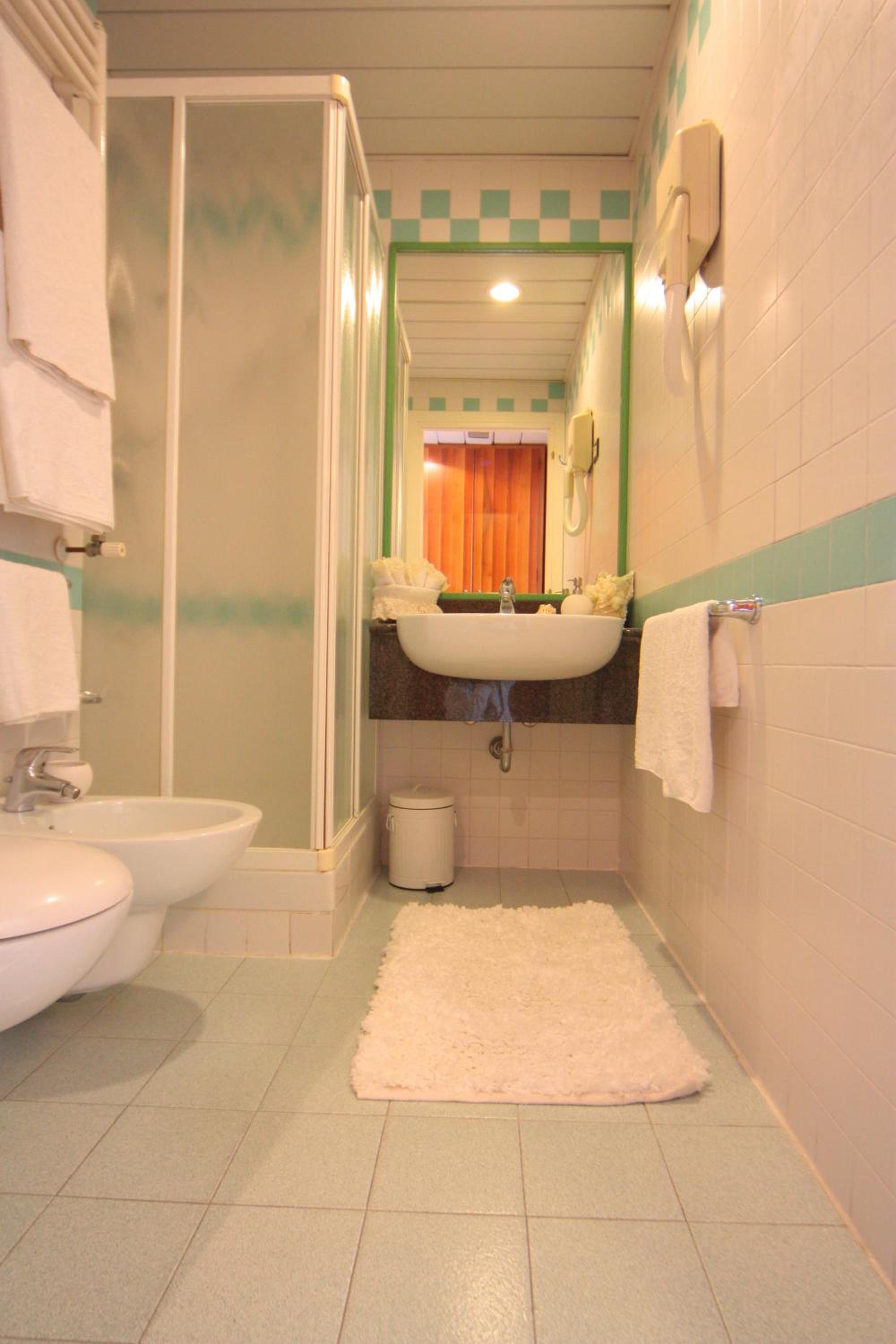 Economy Triple Room photo 3