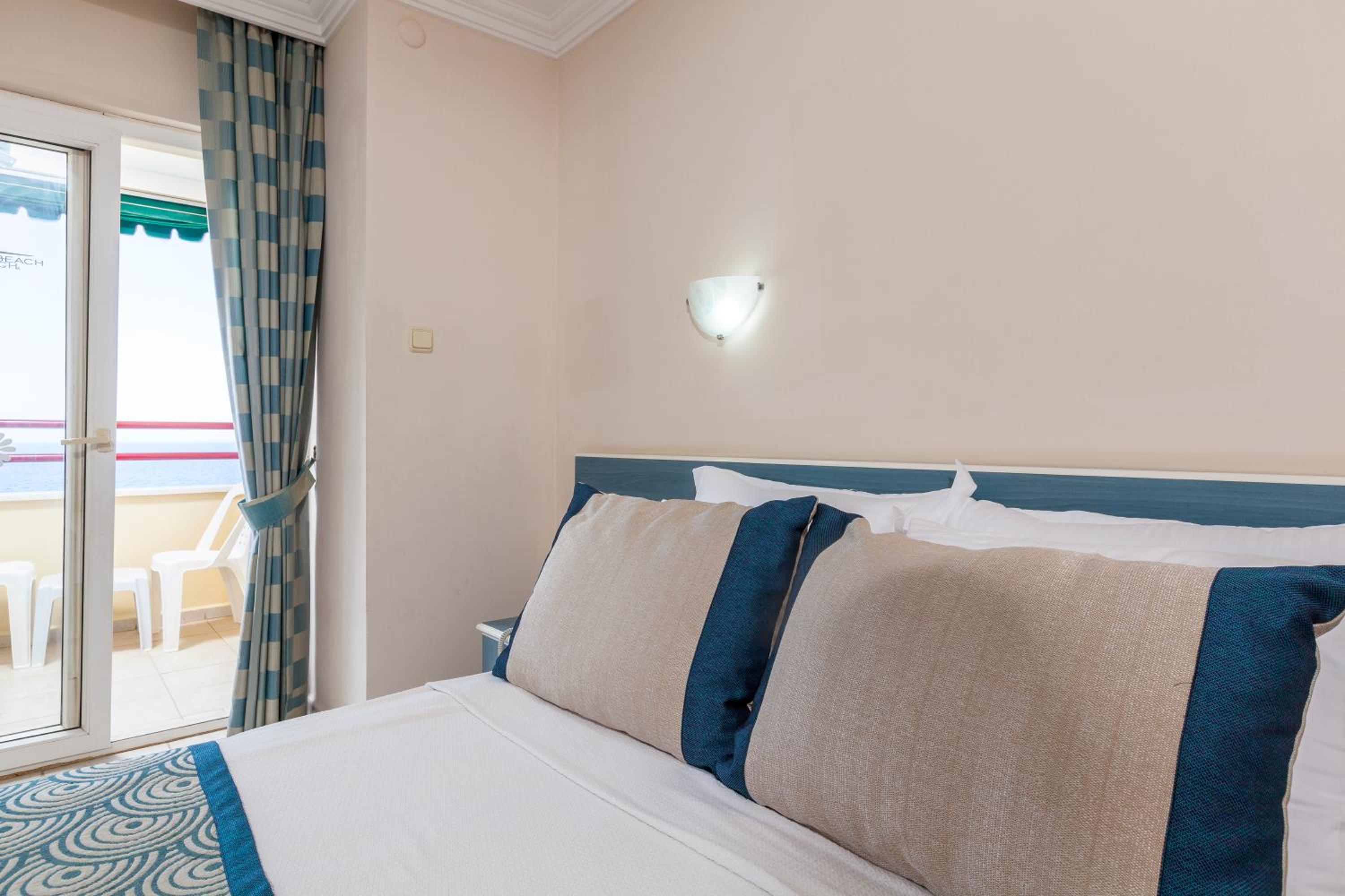 Standard Double Room - Photo 9