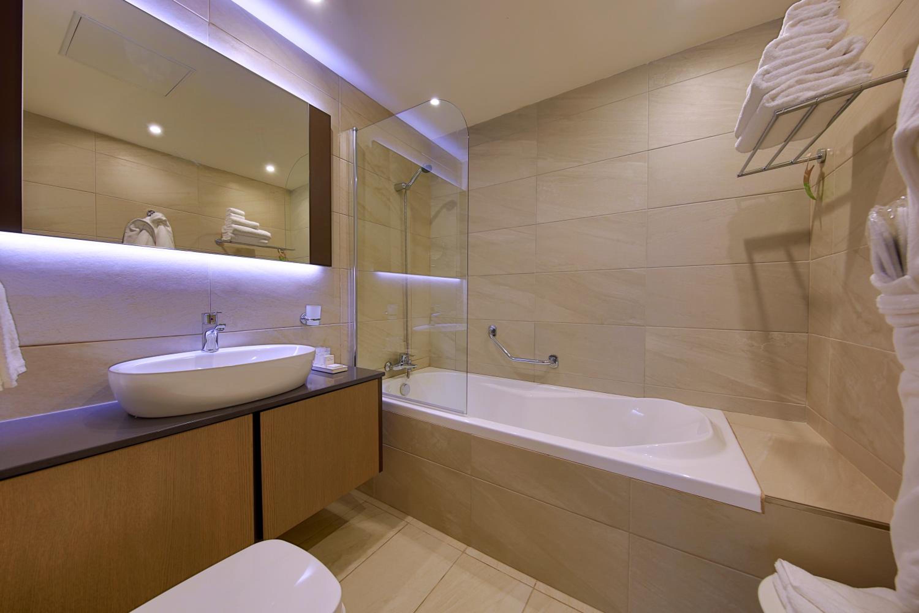 Corner Suite photo 3