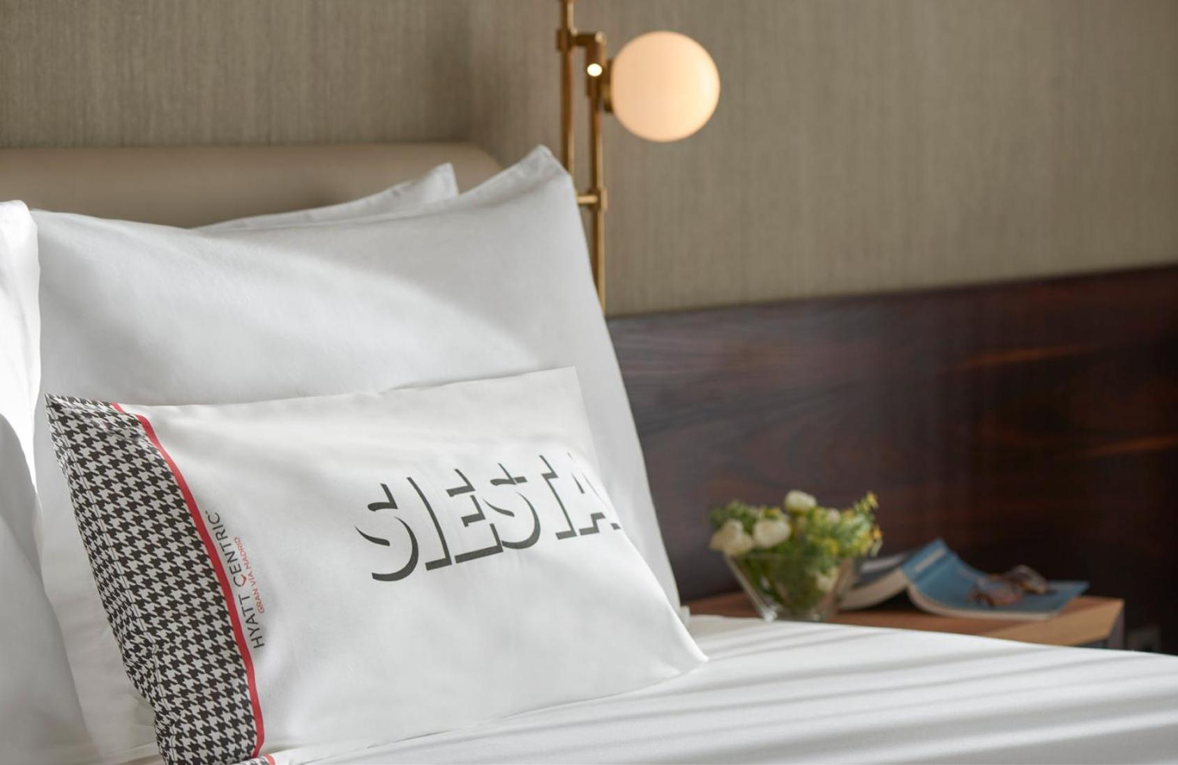 Junior Suite with Gran Via View thumbnail 6