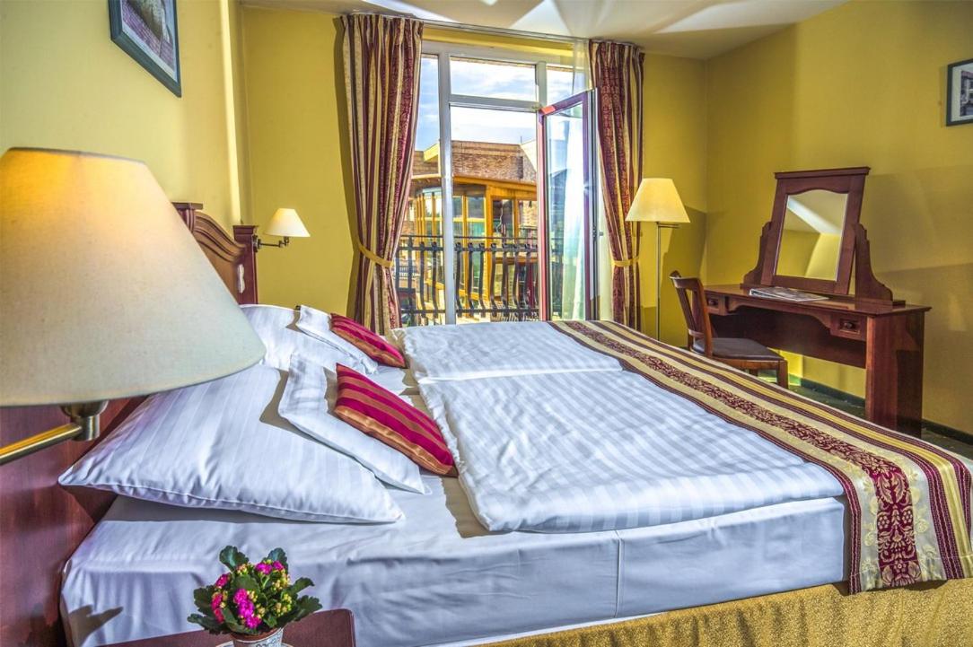 Standard Double Room with Balcony - Photo 8