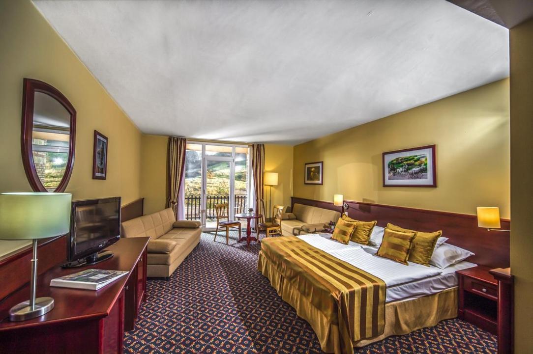 Twin Room with Balcony - Photo 3