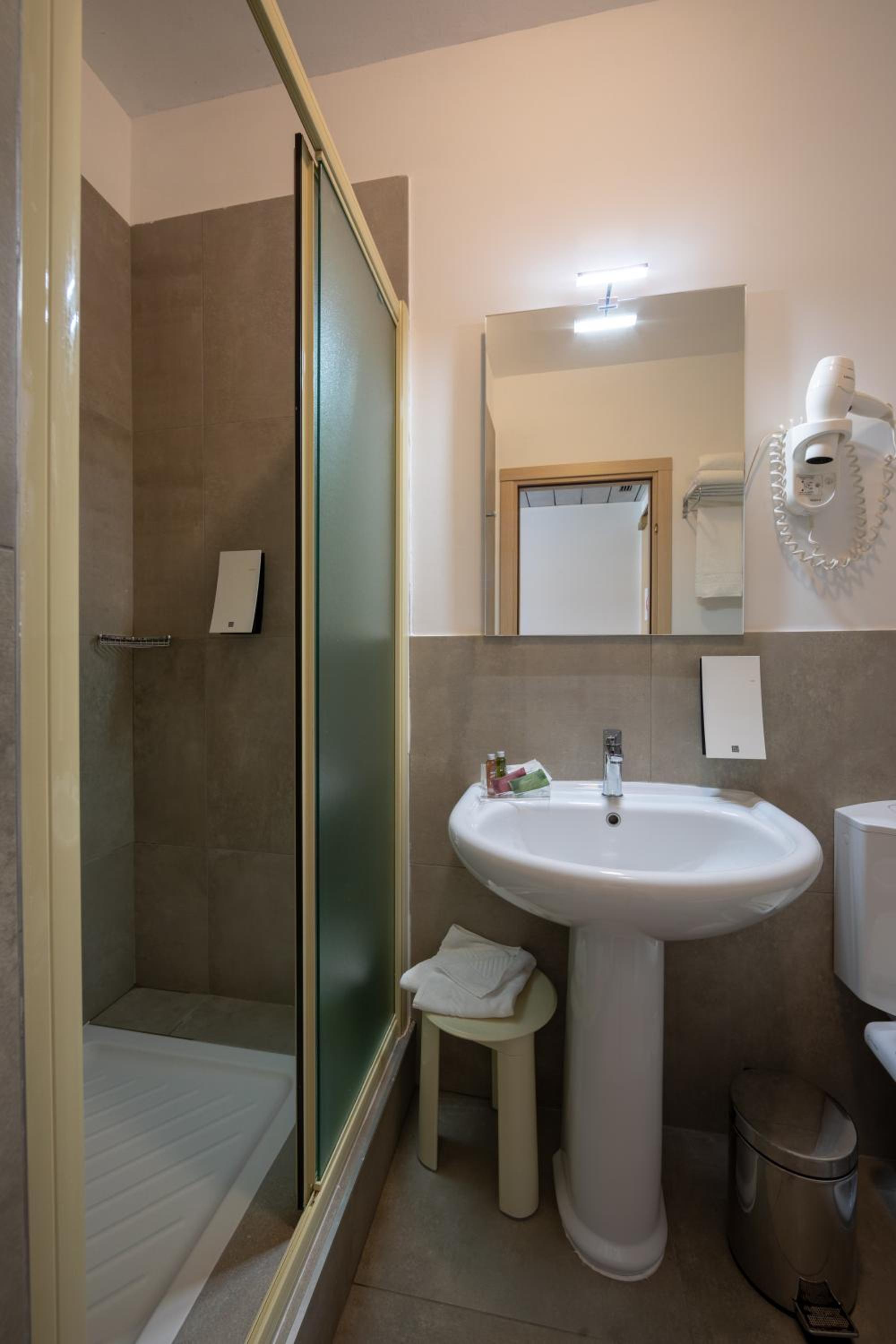 Superior Double Room thumbnail 5