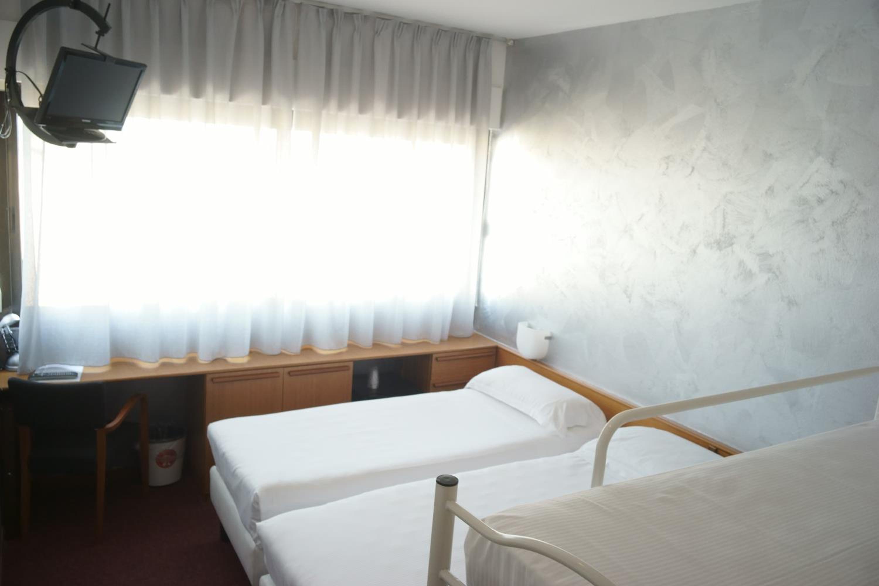 Classic Quadruple Room thumbnail 5