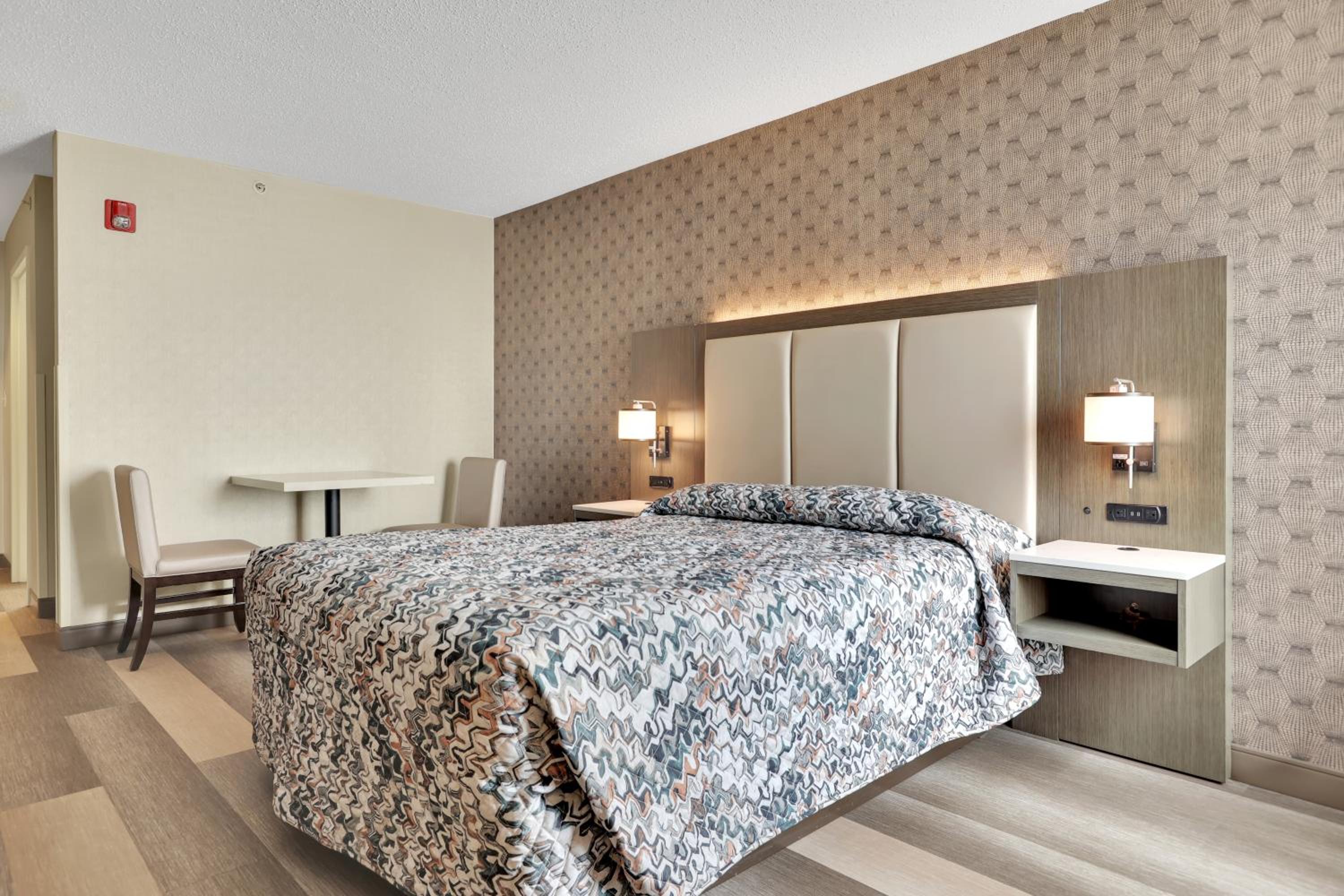 Standard Queen Room with One Queen Bed photo 1