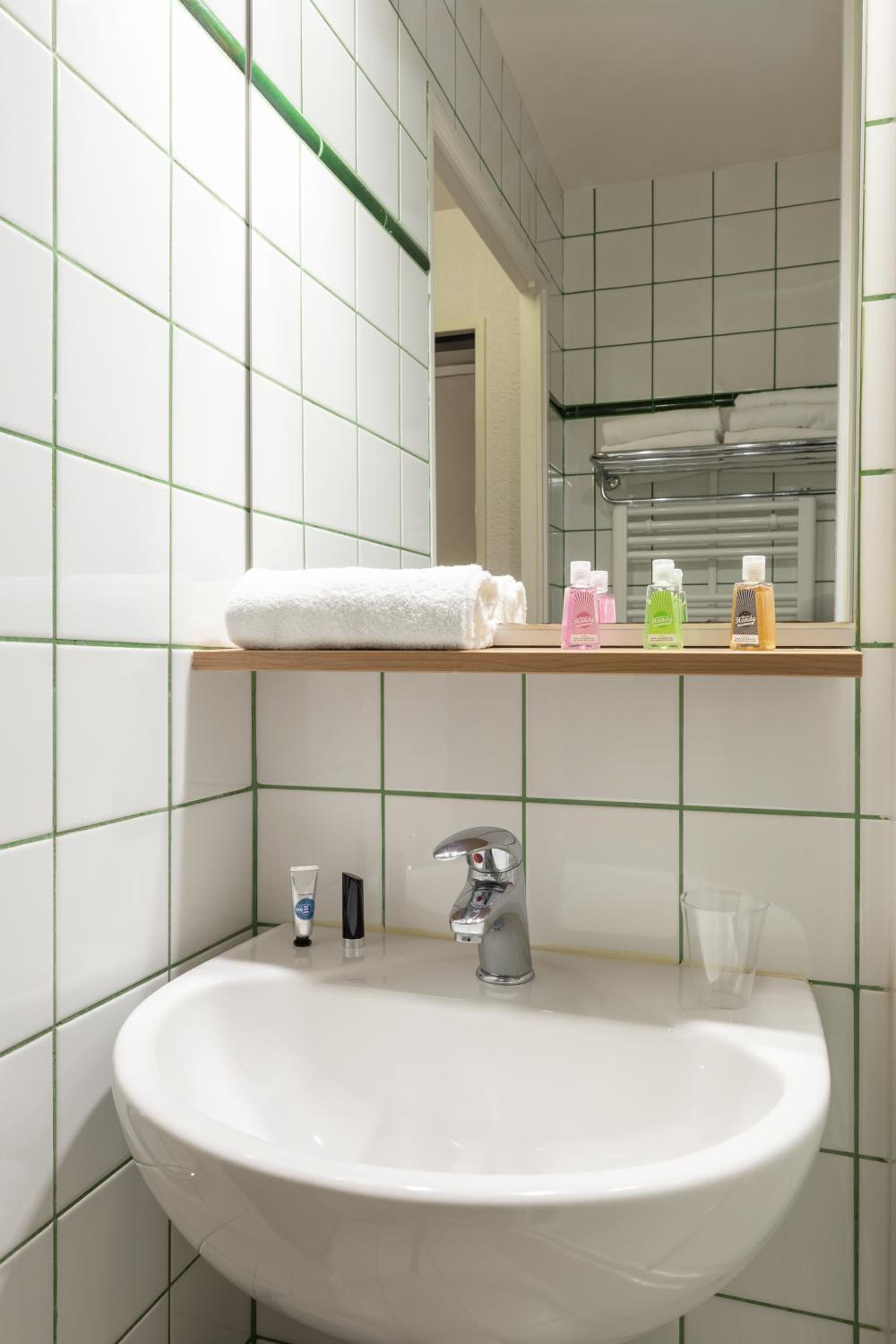 Studio (2 Adults) - Photo 3