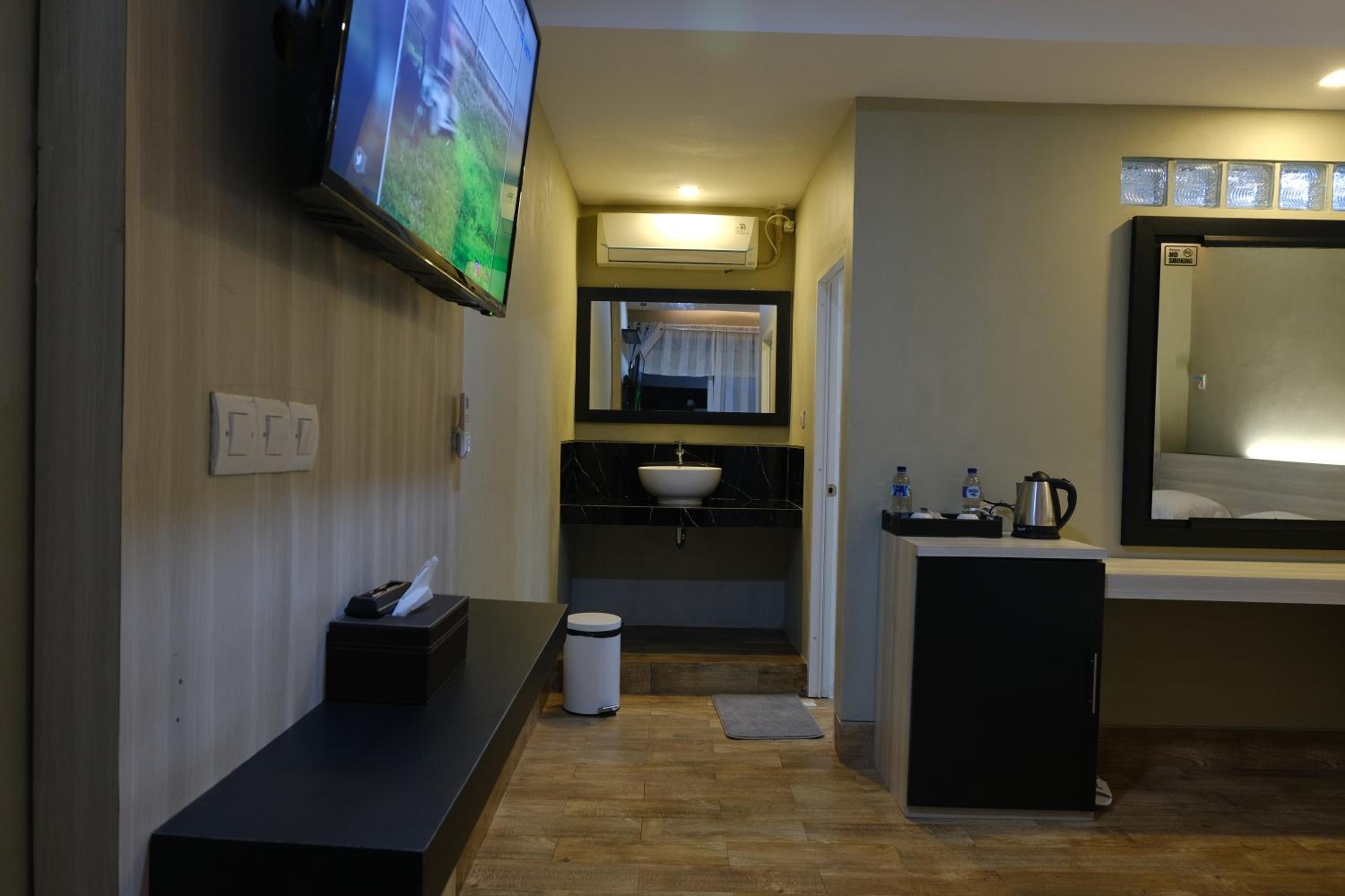 Deluxe Room - Photo 3