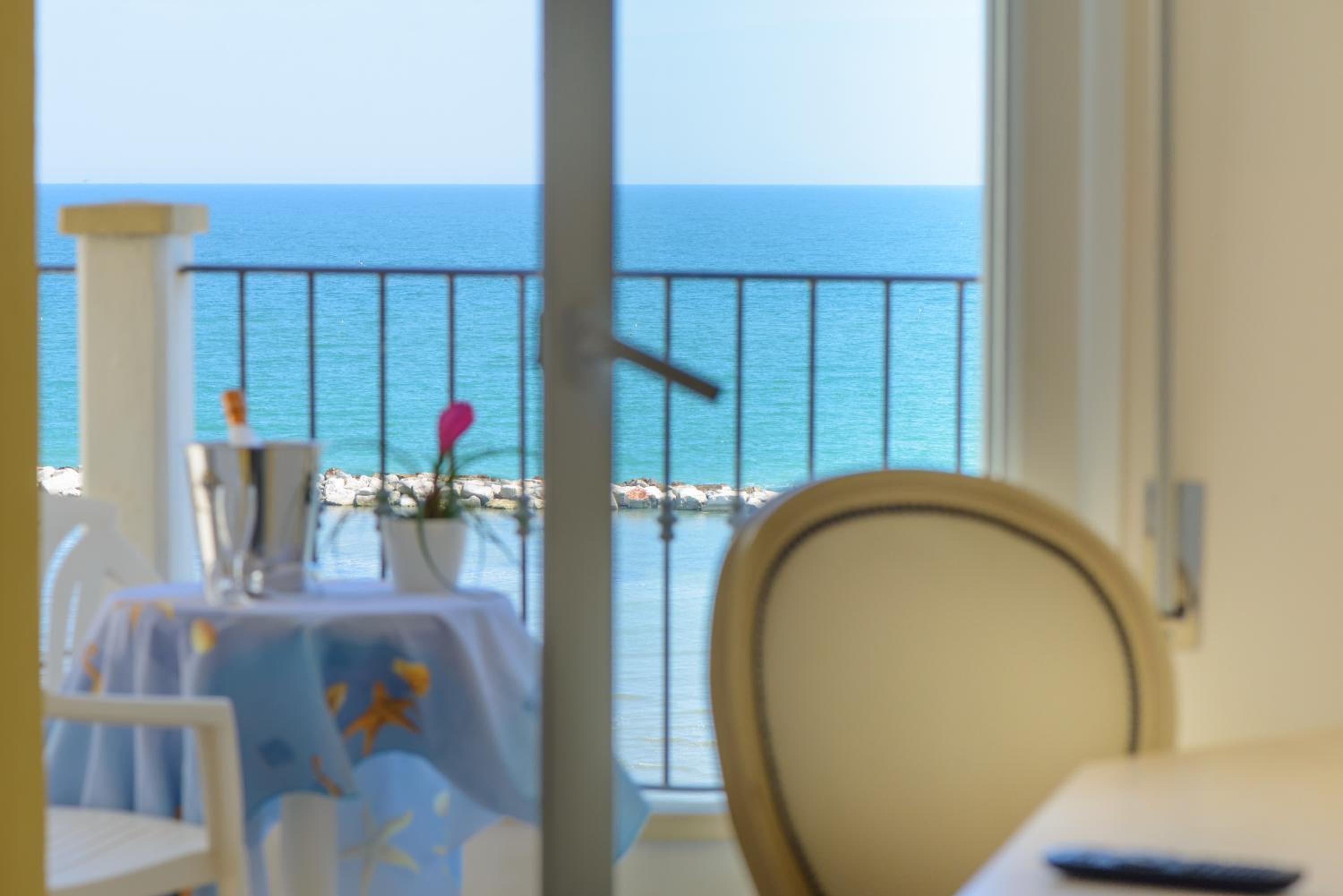 Double Room - Beach Front - Photo 2
